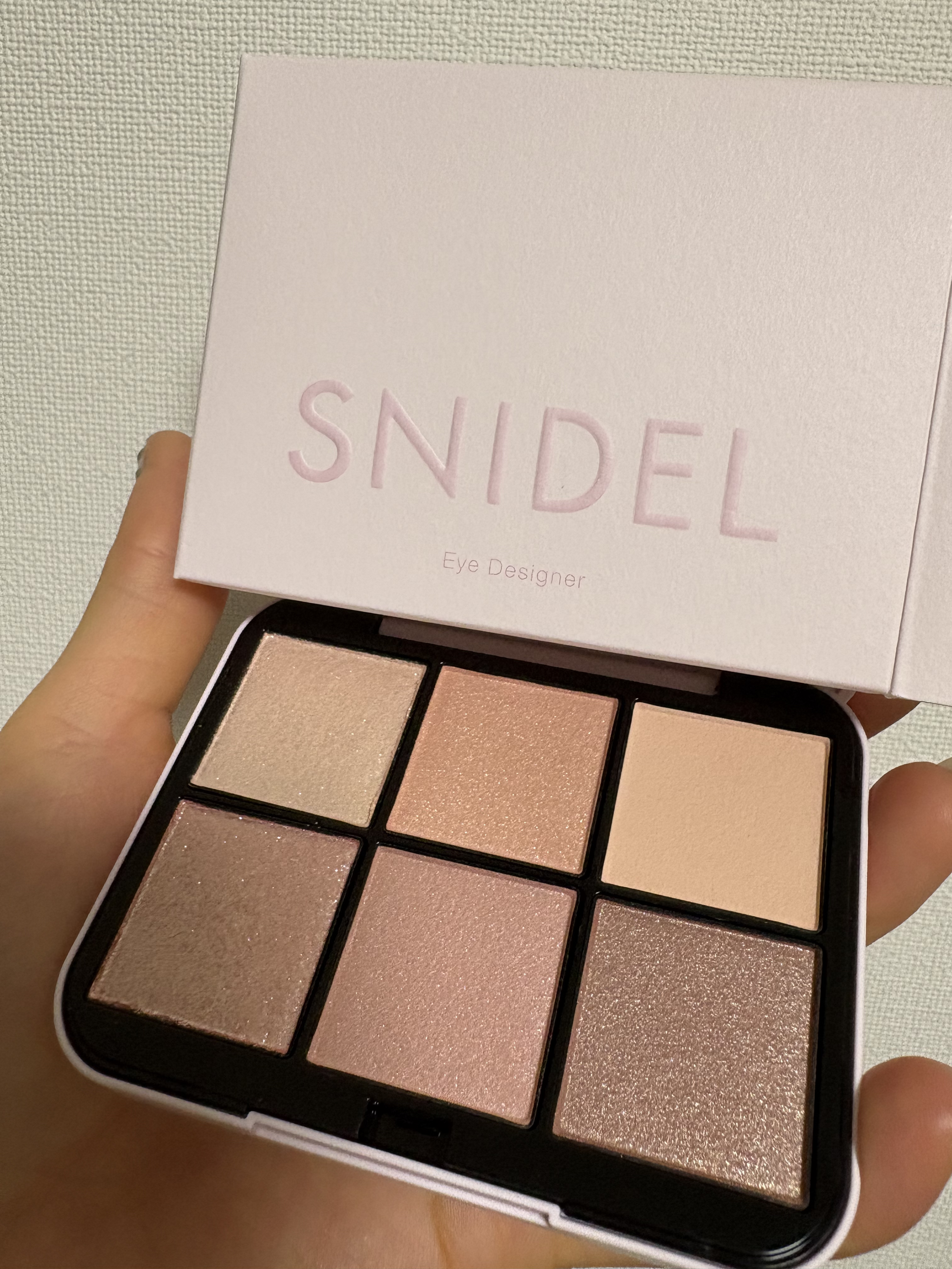 キラキラのラメがほんとに可愛い…。
左上のラメを目頭につけるのが好き♡

#スナイデルビューティー
#snidelbeauty
#snidel
#アイシャドウ