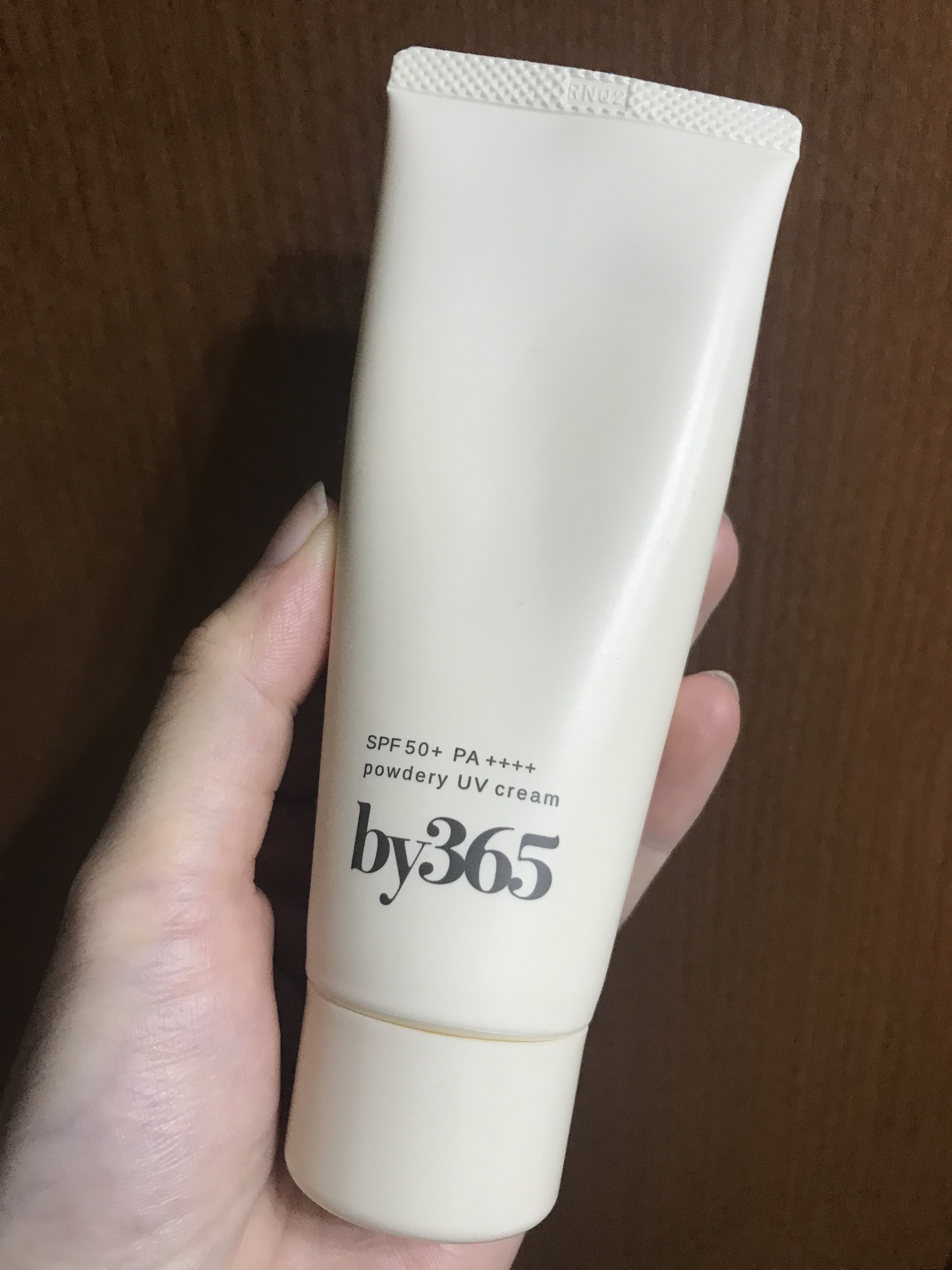 ナリスアップ
by365 パウダリーUVクリーム

顔、からだ用。

テクスチャーがコッテリのような感じは
ありますが伸ばすとさらさら肌馴染みが良い❗️

水分感もある感じで肌も
しっとりする気がします😊
なのにベタベタせずさらさらとした