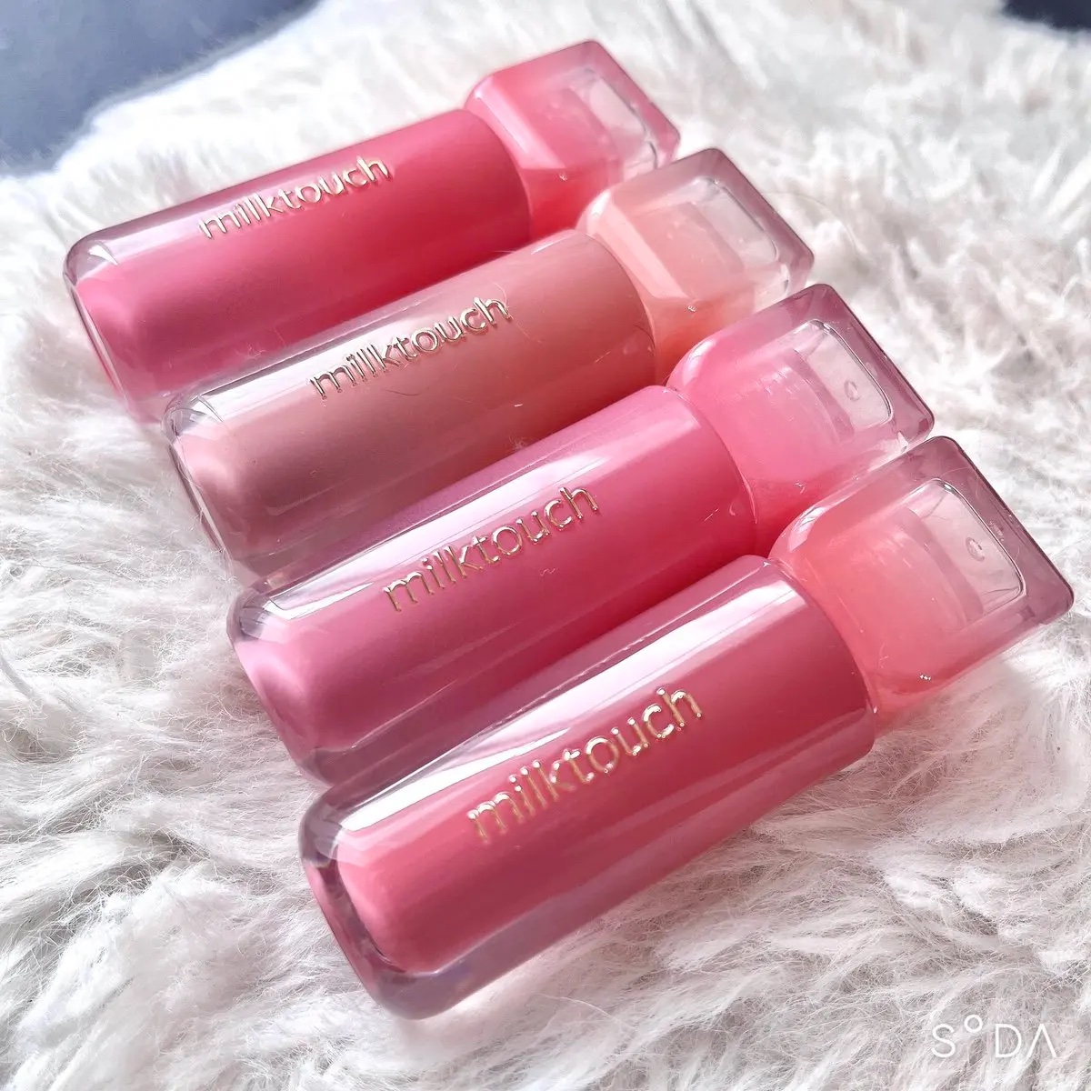 milktouch
デューステインシアーリップグロス

花びらの上をぷるんと弾む雨しずくのようなツヤ…まさしくって感じの仕上がりだった🙏
初め塗った感じは白味があって馴染む？って思ったけどものの数秒で唇に密着してぷるんとしたグロスのような