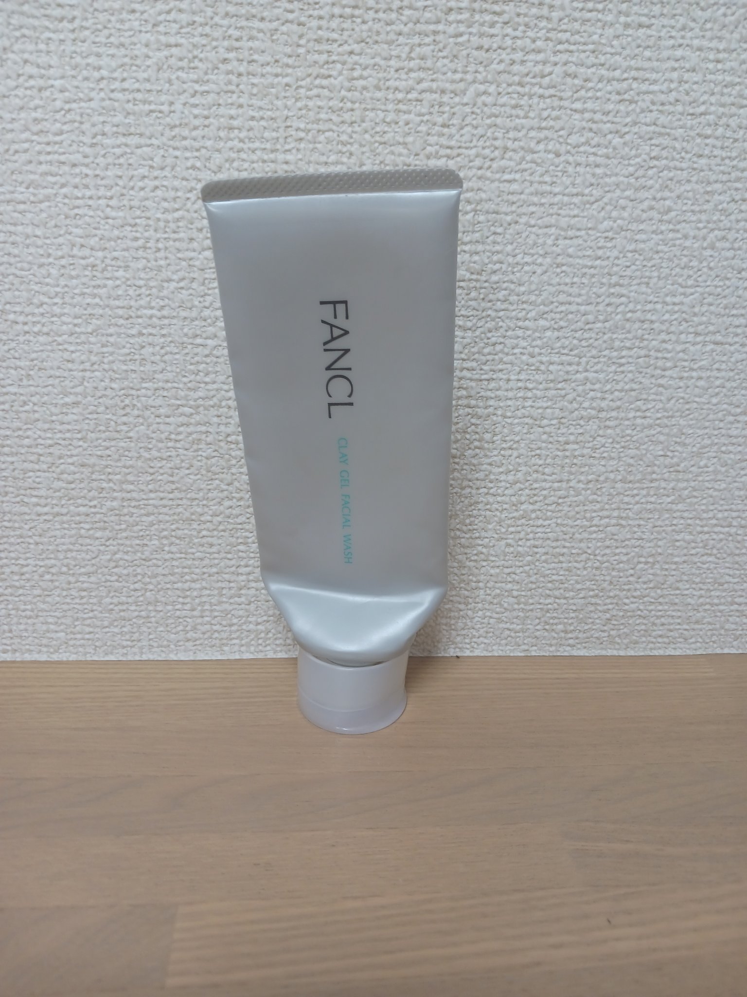 使い切りレビュー
ファンケル  泥ジェル洗顔

毛穴の黒ずみが気になっていたので購入しました！

レビュー↓
･毛穴の黒ずみは完全に無くなることはなかったです！
ただ一つひとつの毛穴が小さくなったという点で効果を感じました！
もう少し継続し