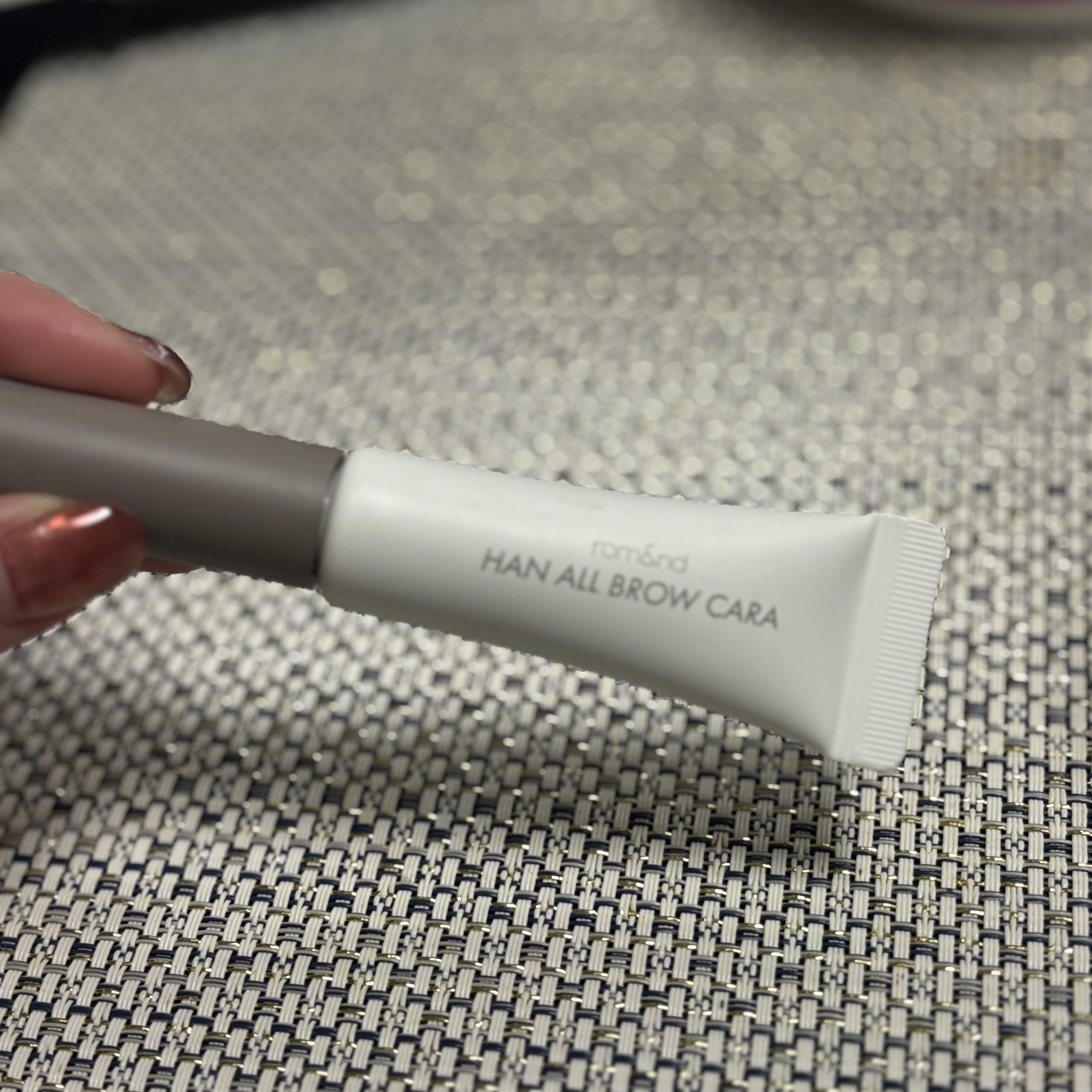  黒髪でも一気に垢抜けられる眉マスカラ🤍
ROM&ND（ロムアンド） ハンオールブロウカラー 08 ムーングレーを使ってみました。

透明感のあるグレーが、暗い髪色にも自然に馴染んでくれて、塗るだけでふわっと大人っぽい印象に。
ベタッとせ