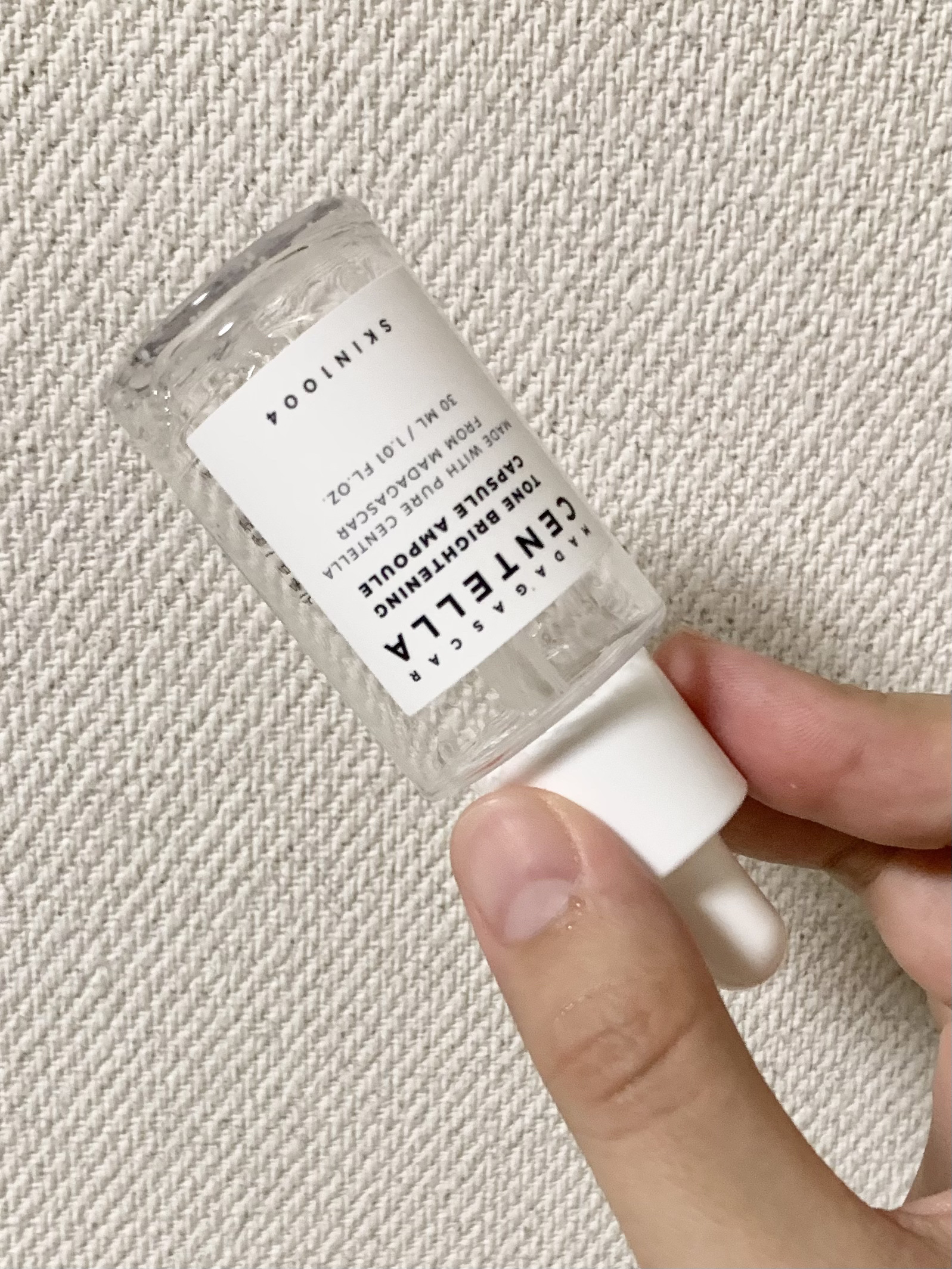 SKIN1004　トーンブライトニング カプセルアンプルです
こちらは使い切りになります


ナイアシンアミドやトラネキサム酸が配合されていて、
白いつぶつぶが印象的な美容液✨
この白いつぶつぶは肌に馴染ませるとすぐに無くなるので、
ザラザ