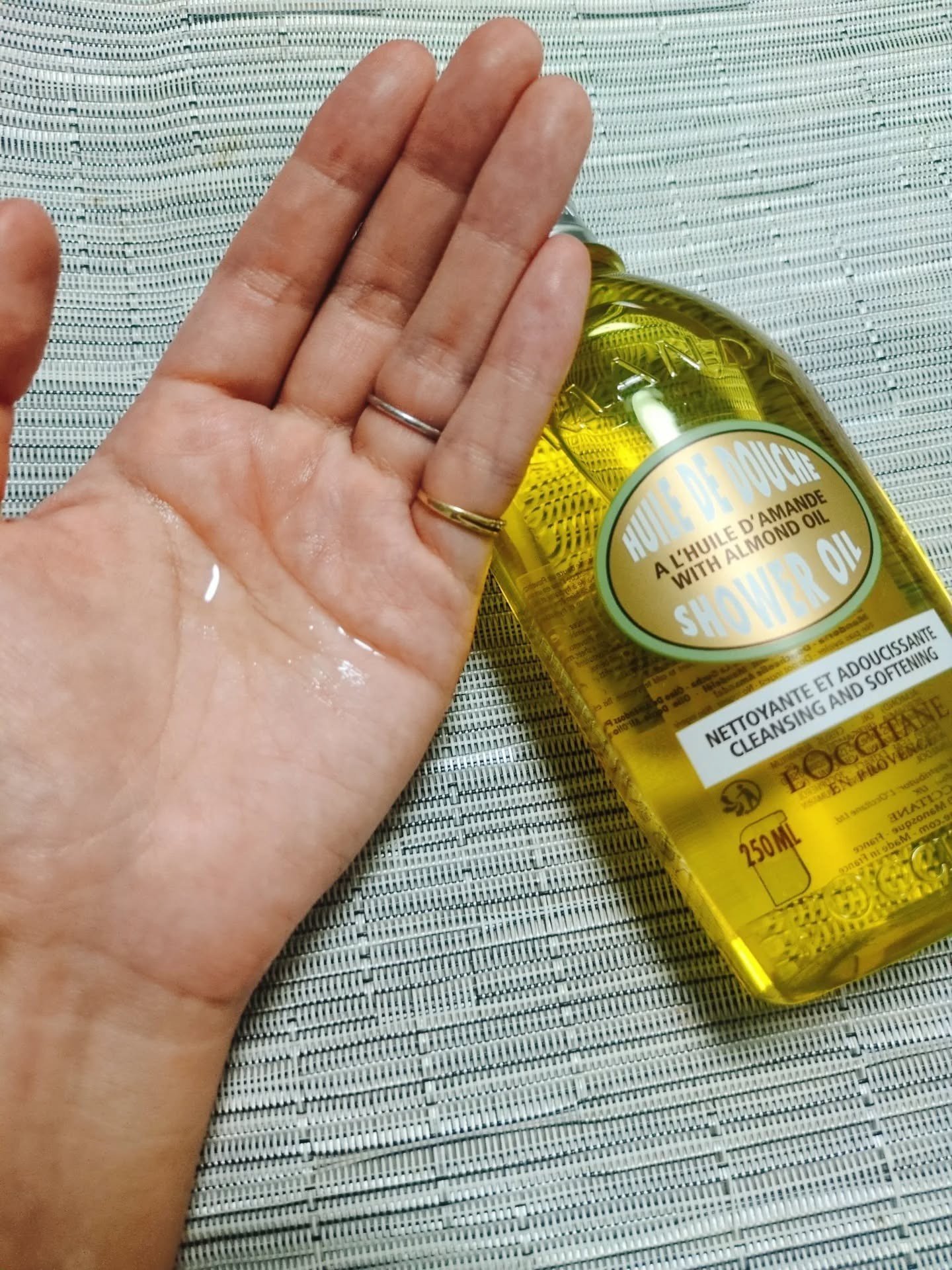 アーモンド モイスチャライジングシャワーオイル/L'OCCITANE/ボディソープを使ったクチコミ（2枚目）