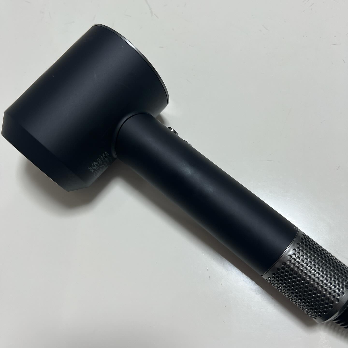 ⁑

初ダイソンドライヤー

今使っているのが壊れかけていたので購入


風力求めて購入
めっちゃ風力強い😂
水滴がめっちゃ飛んでる🤣
乾くのが早い気がする！！

乾かすだけの機能だけだからか
なんとなくパサつく感じがするのは気のせい？