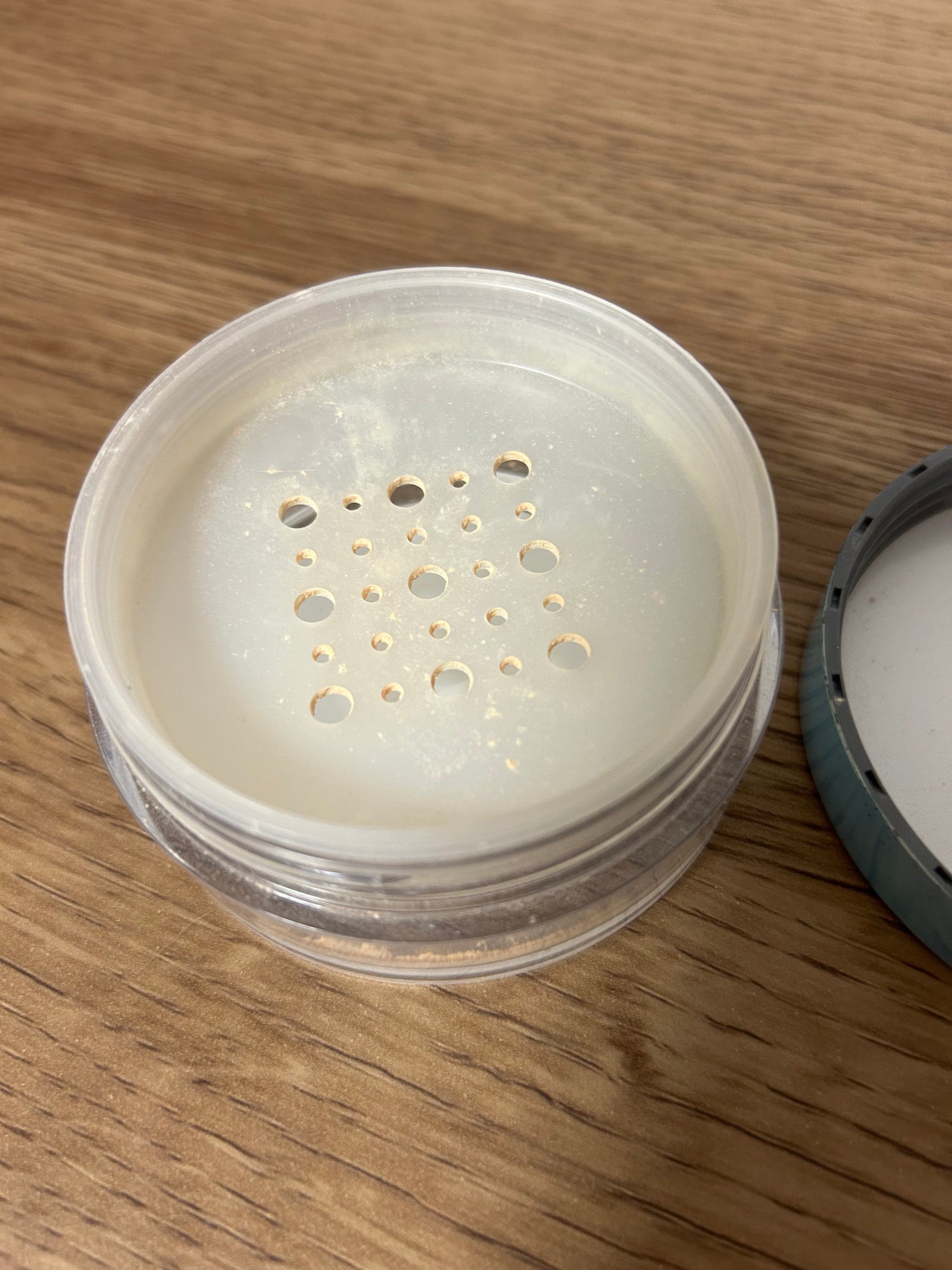 フィニッシングUVパウダー クール/チャコット・コスメティクス/ルースパウダーを使ったクチコミ(3枚目)