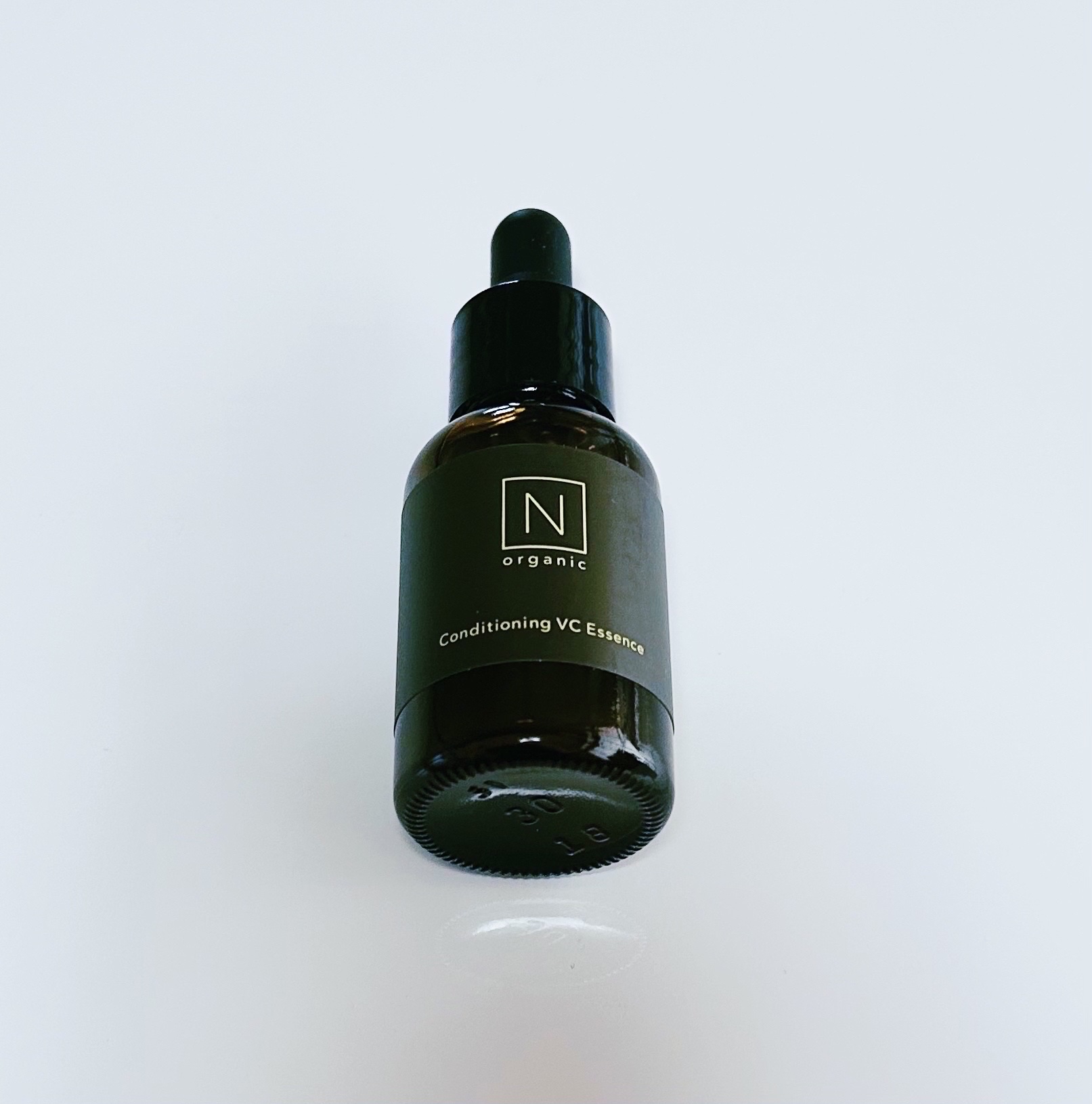 N organic Basic
コンディショニング VCエッセンス
30g   8,580円（税込）

ビタミンCは壊れやすい成分ですが、こちらはそれをカバーするために新しい届け方をしているそうです。
スピード浸透の水溶性ビタミンC誘導体と