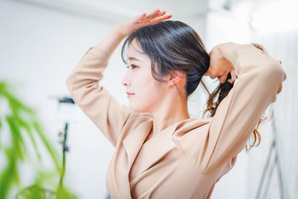 髪を束ねる女性