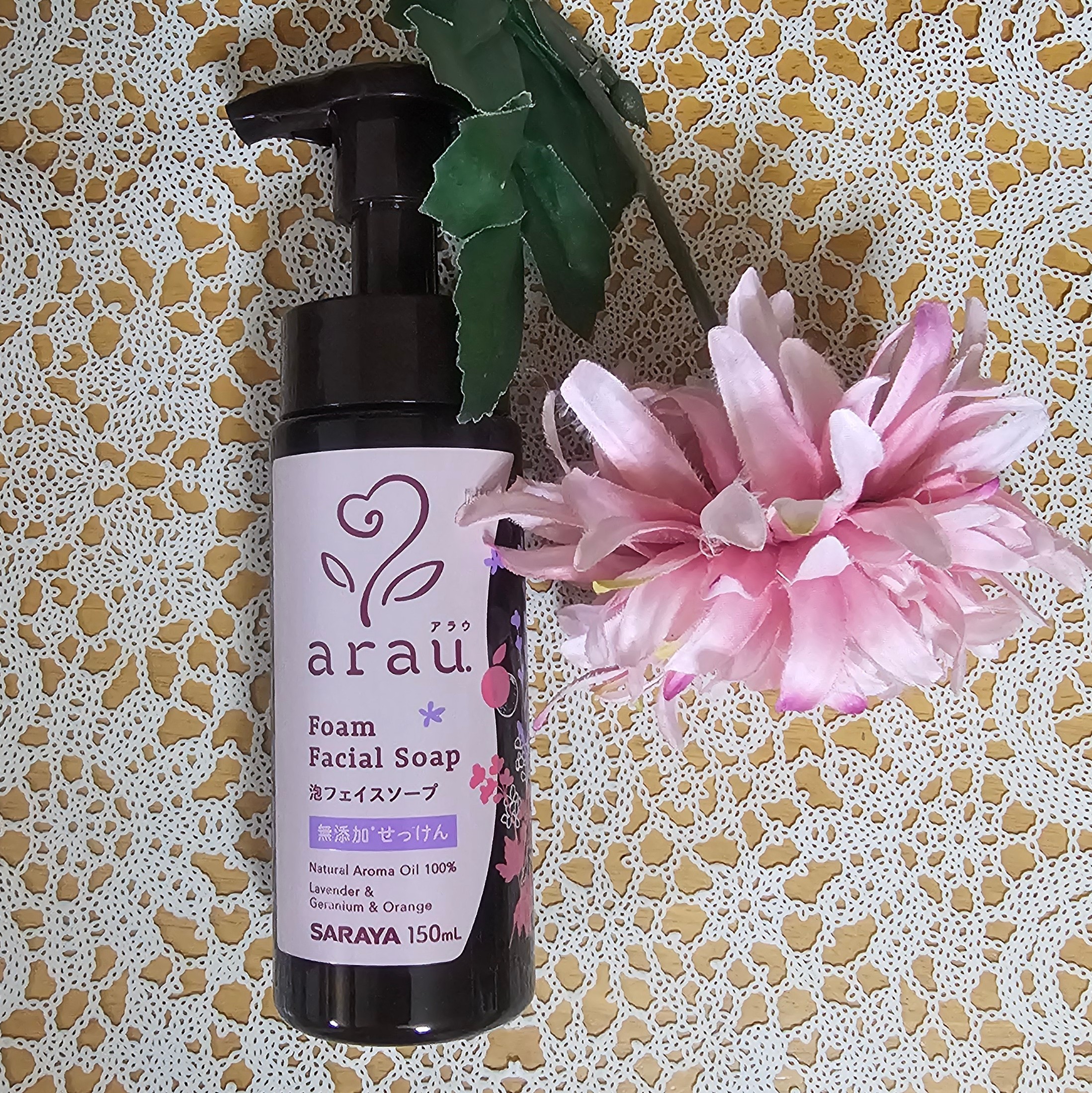 私の大好きなSARAYAから発売のアラウ.の泡で出てくるフェイスソープです
茶色いお色のボトルに、お花の模様が書いていて可愛らしいですね
こちらのブランドは、一目見てアラウ.ブランドだと分かりやすいです
ブランドの顔をしっかり持っているデザ