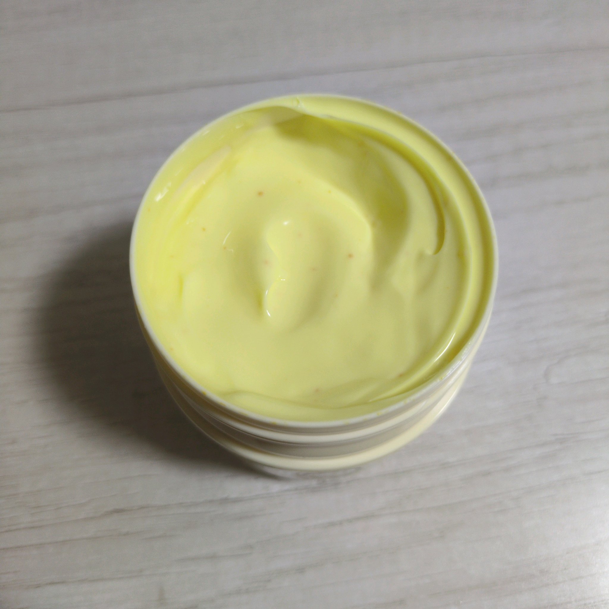 メンソレータム メンソレータム 薬用 メディカル ビタミンクリームのクチコミ「ビタミンのつぶつぶが入ったクリーム！

手がいつもカサカサなので買ってみました。
少し水っぽく.....」（2枚目）