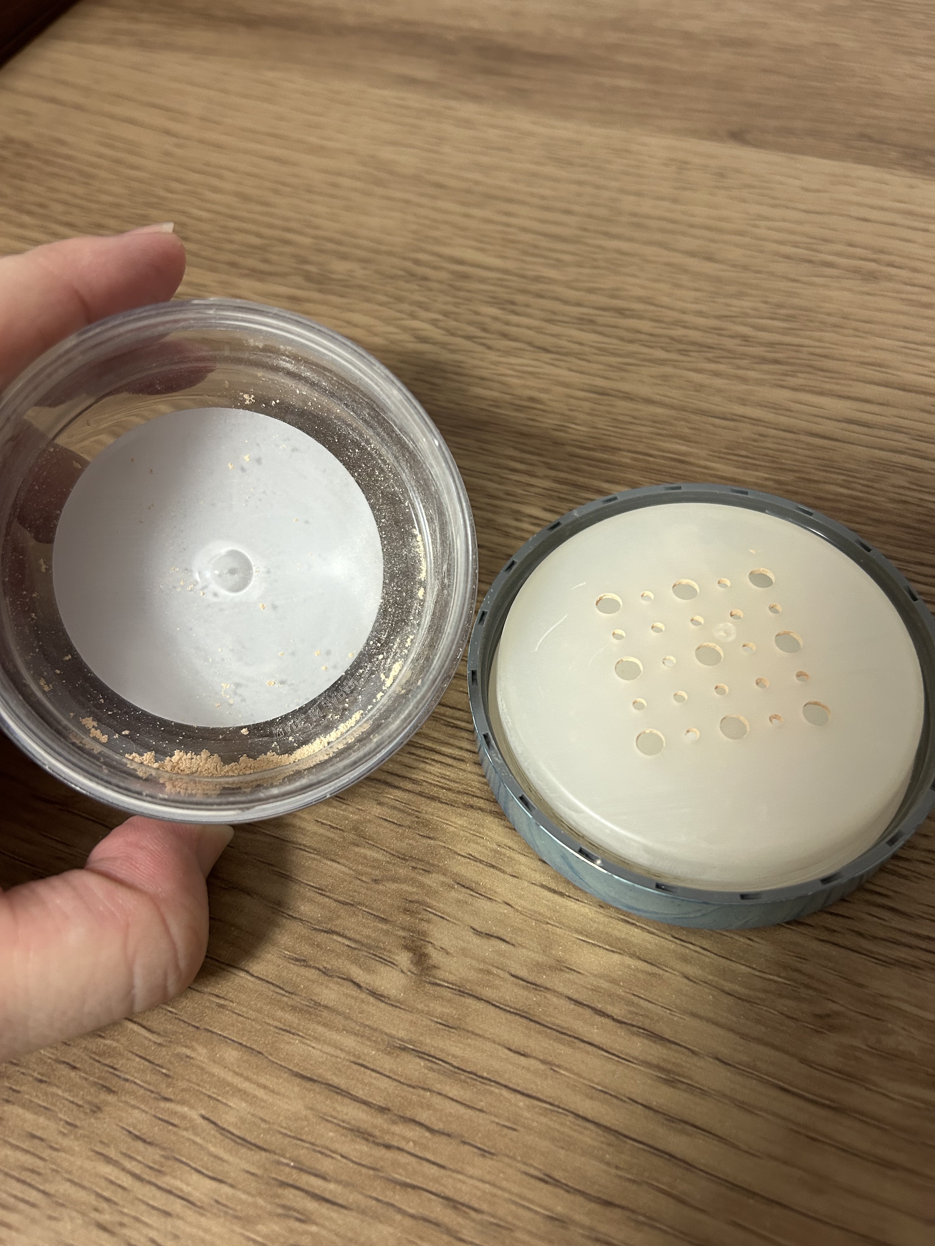 フィニッシングUVパウダー クール/チャコット・コスメティクス/ルースパウダーを使ったクチコミ（2枚目）