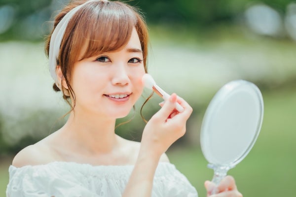 チークを塗る女性