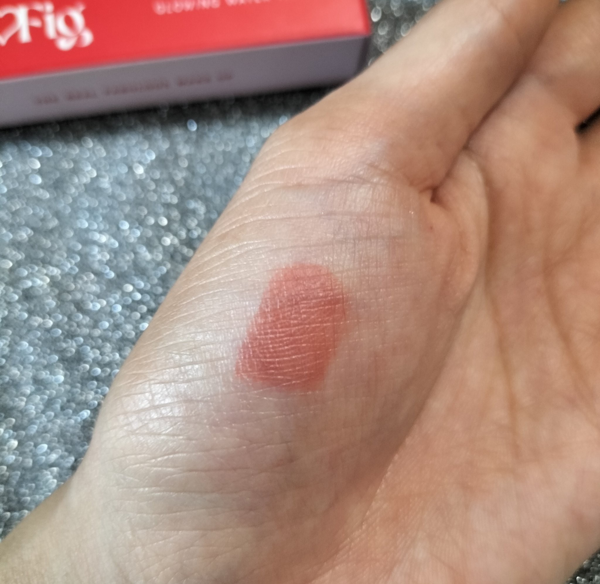 グローイングウォーターティント/Fab Fig/リップティントを使ったクチコミ（3枚目）