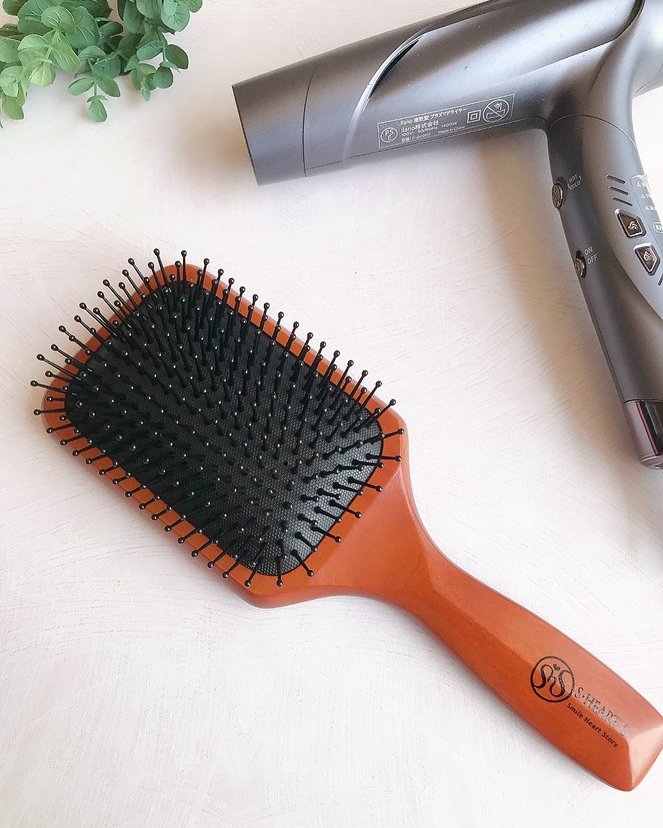 こちらのアイテムはクッション性に優れたベース部分と頭皮にほどよく刺激を与える長めの丸ピンを組み合わせたマッサージブラシなのだとか♪

エスハートエス
頭皮すこやかブラシ
4,180円（税込）

こんな効果が期待できるんですって♪

・頭皮の