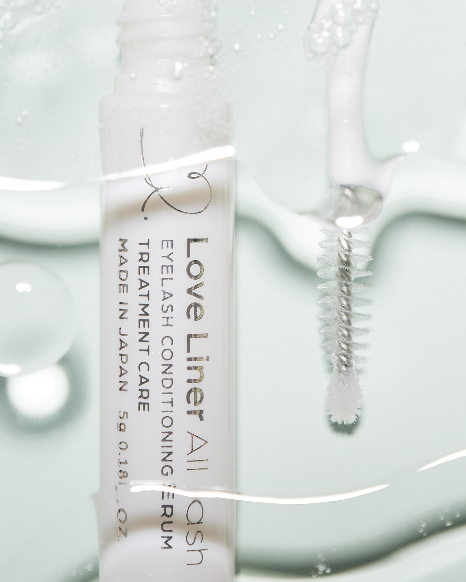 【ラブ・ライナー】メイク前も使える！パック発想でまつげにハリ・コシを与えるまつげ美容液（1枚目）