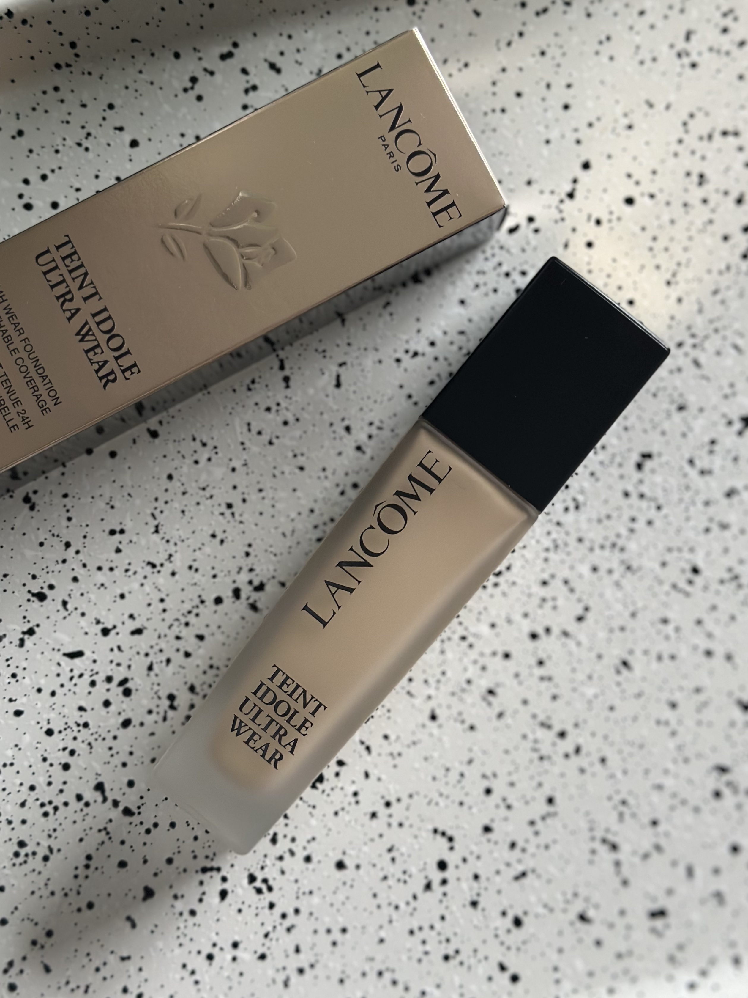 秋なのでファンデ新調。ランコム タンイドル ウルトラ ウェア リキッドN

カラーが全14色あるので自分の肌にあうものも見つけやすい。私は標準色BO-02を使用してます。

少量でも伸びが良く、薄膜密着テクノロジー搭載。めちゃくちゃ持ちそう