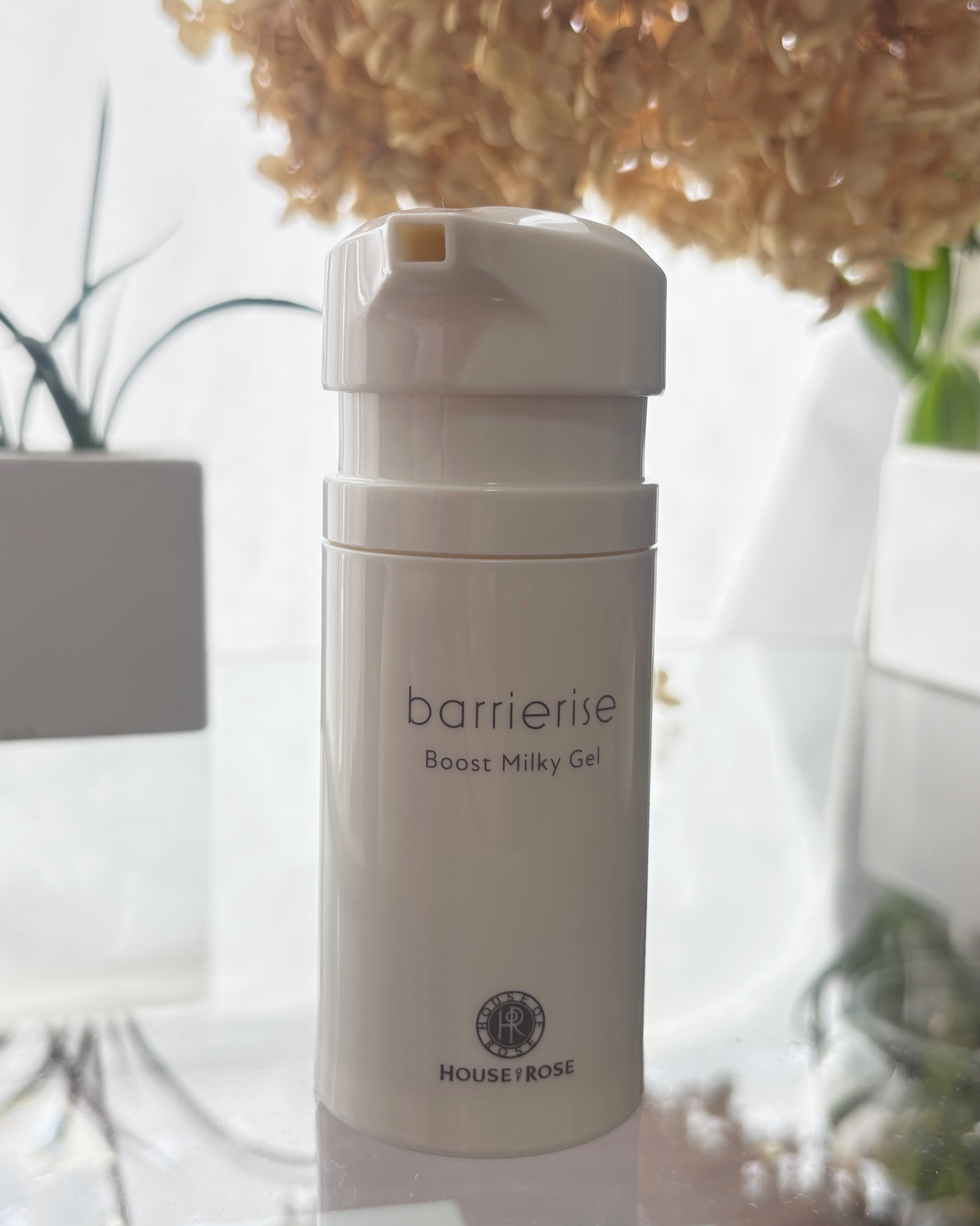 ハウス オブ ローゼ
バリアライズ ブースト ミルキージェルの紹介です❁⃘*.ﾟ



まずは使用感からですが
テクスチャーはみずみずしくべたつかず、
肌にスーッとなじみます。


塗布後は肌表面がつるつると感じられ、
しっとりとした仕上が