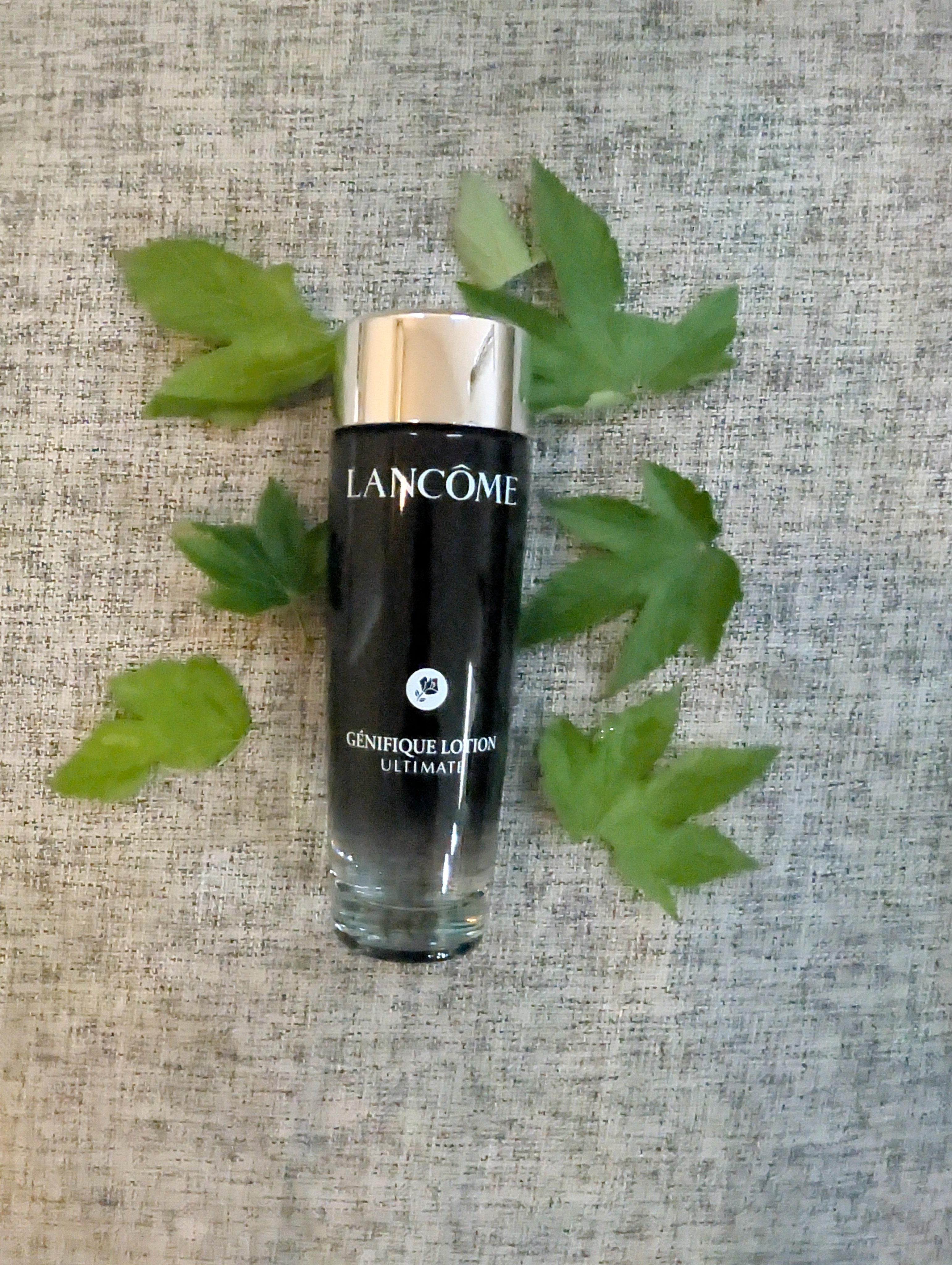 ランコム　ジェニフィック アルティメ エッセンス ローション

高級感のある、theランコム！なパケ―ジが素敵！肌にやさしい処方で敏感肌さんにもおすすめだそうで、とろみのある保湿感の感じ化粧水です。浸透力もあると思います。これからの乾燥が気