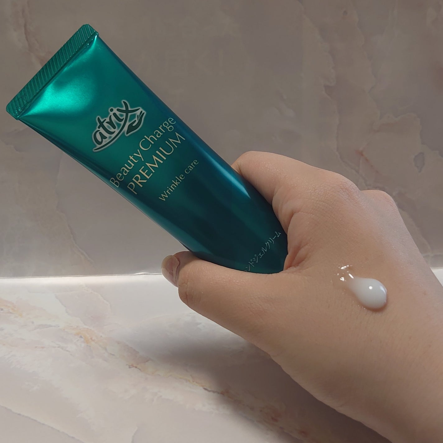 アトリックス ビューティーチャージプレミアム シワ改善 ハンドジェルクリーム 無香料/アトリックス/ハンドクリームを使ったクチコミ(2枚目)