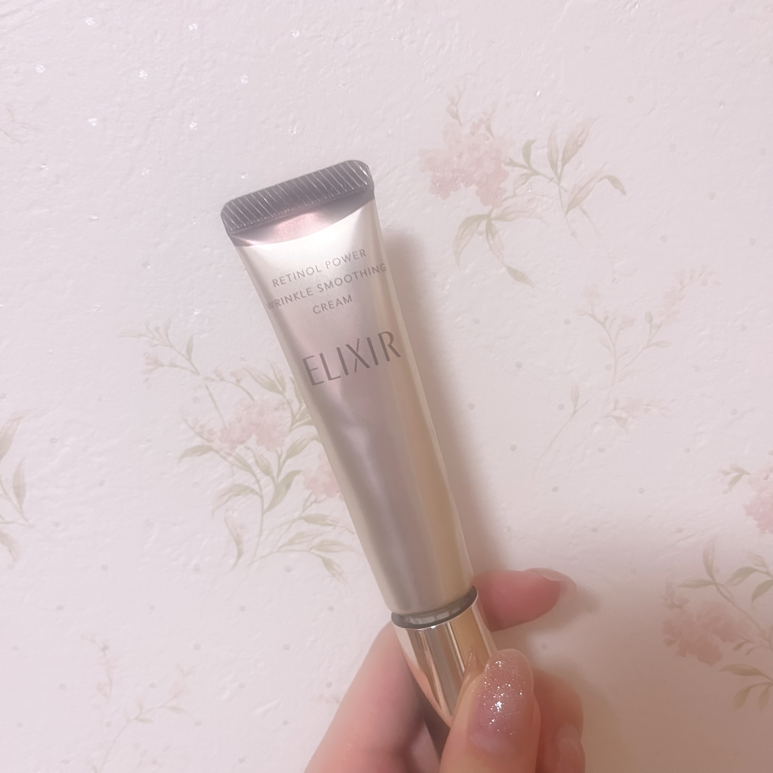 最近愛用のアイクリーム！
20を超えて年を感じることが多くなってきて、シワとかに今まで以上に気をつけたくて買ったよー！
今日、残りが少なくなってきて押したらいっぱい出ちゃって足でキャッチしたんだけど戻すわけにいかなくて顔に塗りたくった笑
高