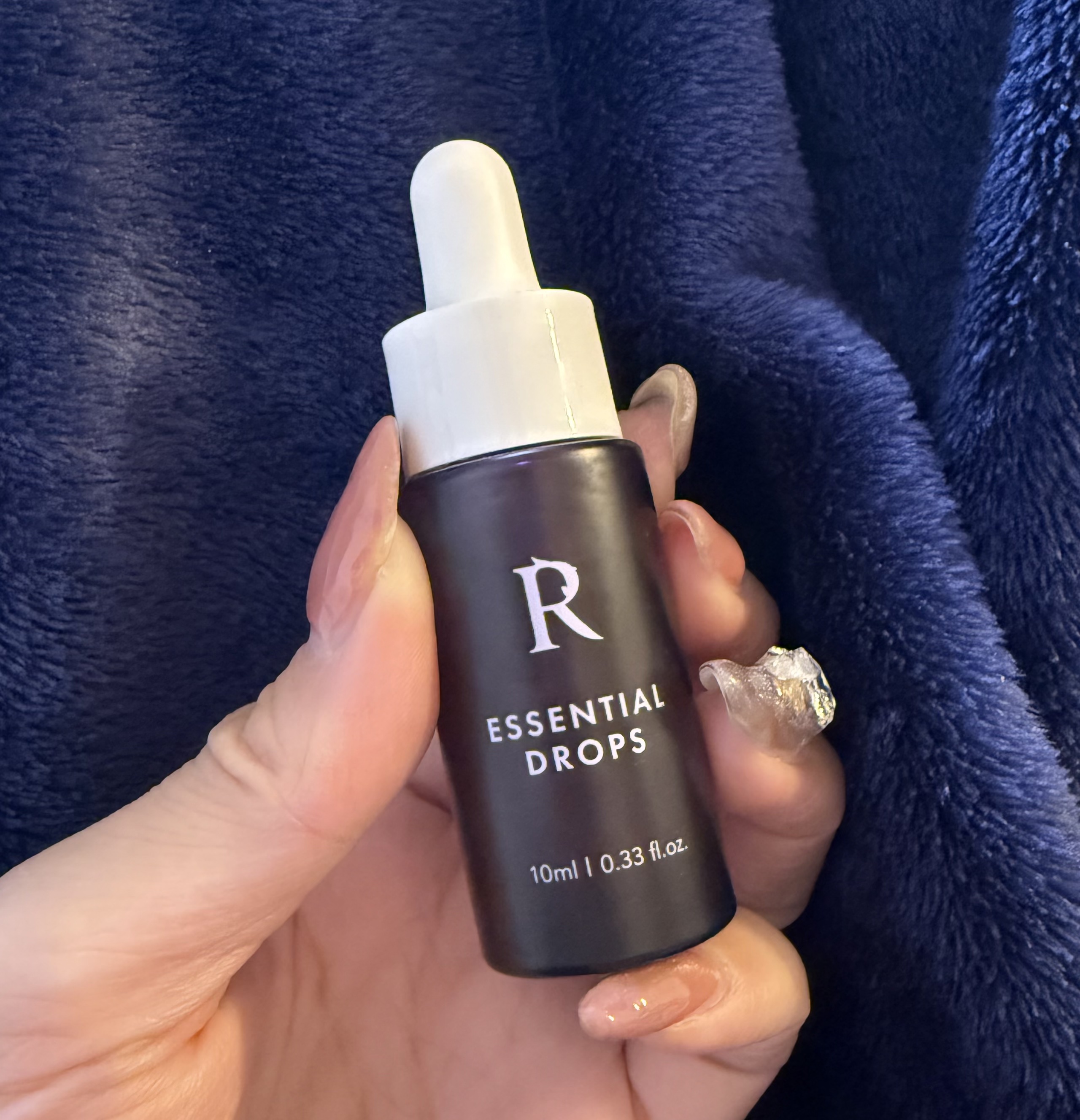 前他社で購入したものと比べ、こちらの方が匂いが強く、消臭効果が高いので気に入っています。
香りは自然なハーブっぽい香りです🌿✨
ハーブとイランイランのバランスが絶妙で、朝起きた時までほのかに香っていました。
ニオイケア効果に期待して購入し