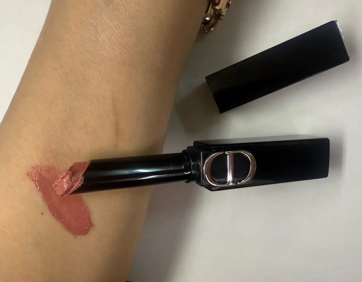 DIORの飲み会リップ💄
繰り出しすぎに気を付けてね〰
やわらかいから⚠️

お色参考までに
無加工だよ❣（傷跡ある🙈そして地黒）

ルージュディオールオンステージ
120 アイコニックローズシャイン