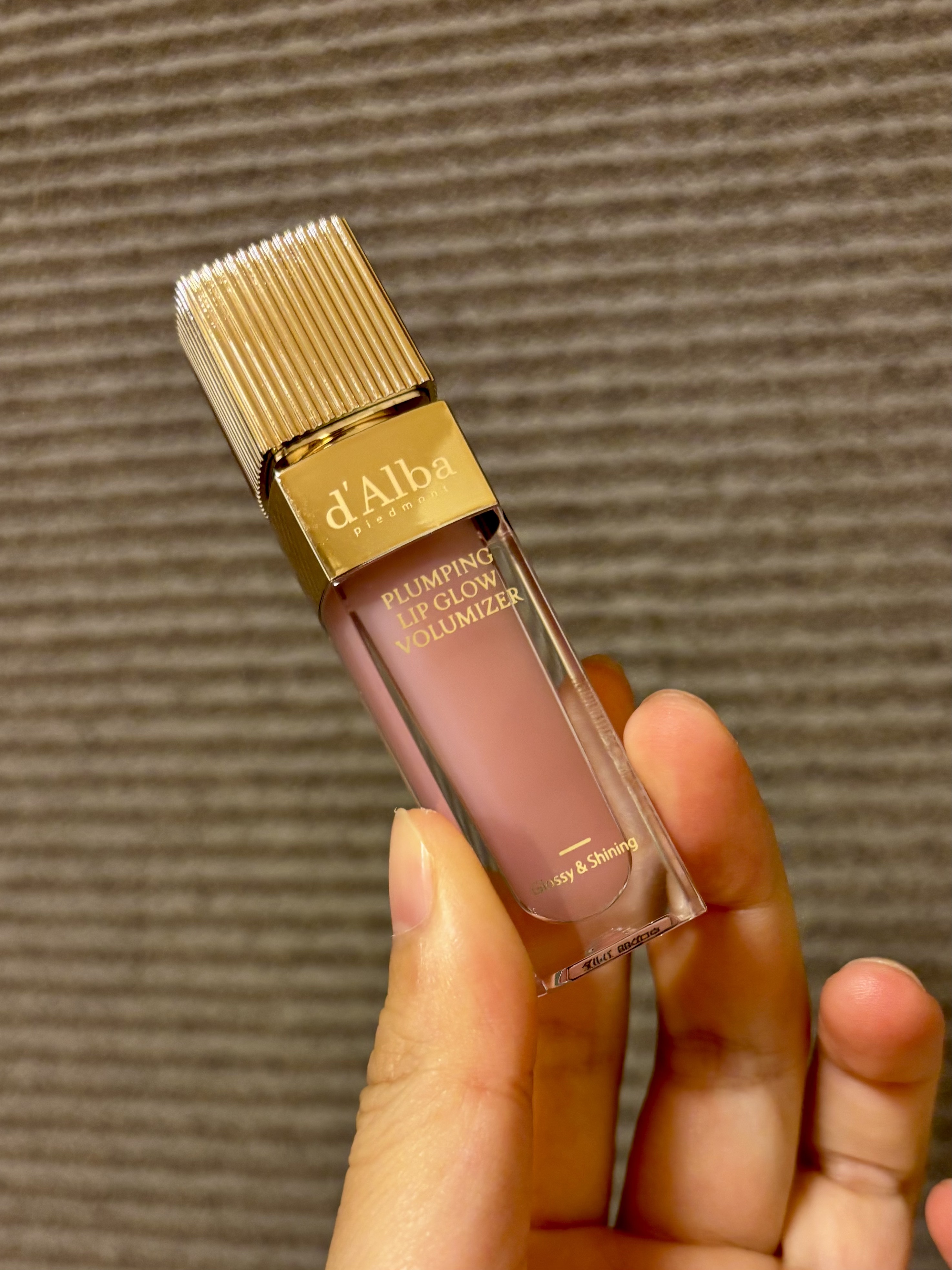 プランピングリップグロウムードボリューマイザー 01 フィーブルピンク(Feeble Pink)/ダルバ/リップグロスを使ったクチコミ（1枚目）