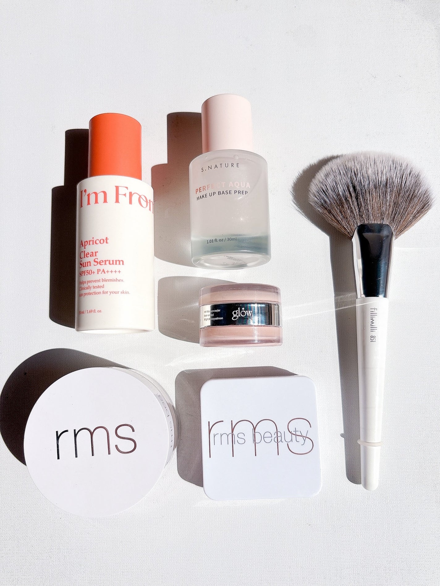 YUUKI on LIPS 「艶肌作りの愛用品集めてみました✨下地とファンデーションだけだと..」(3枚目)