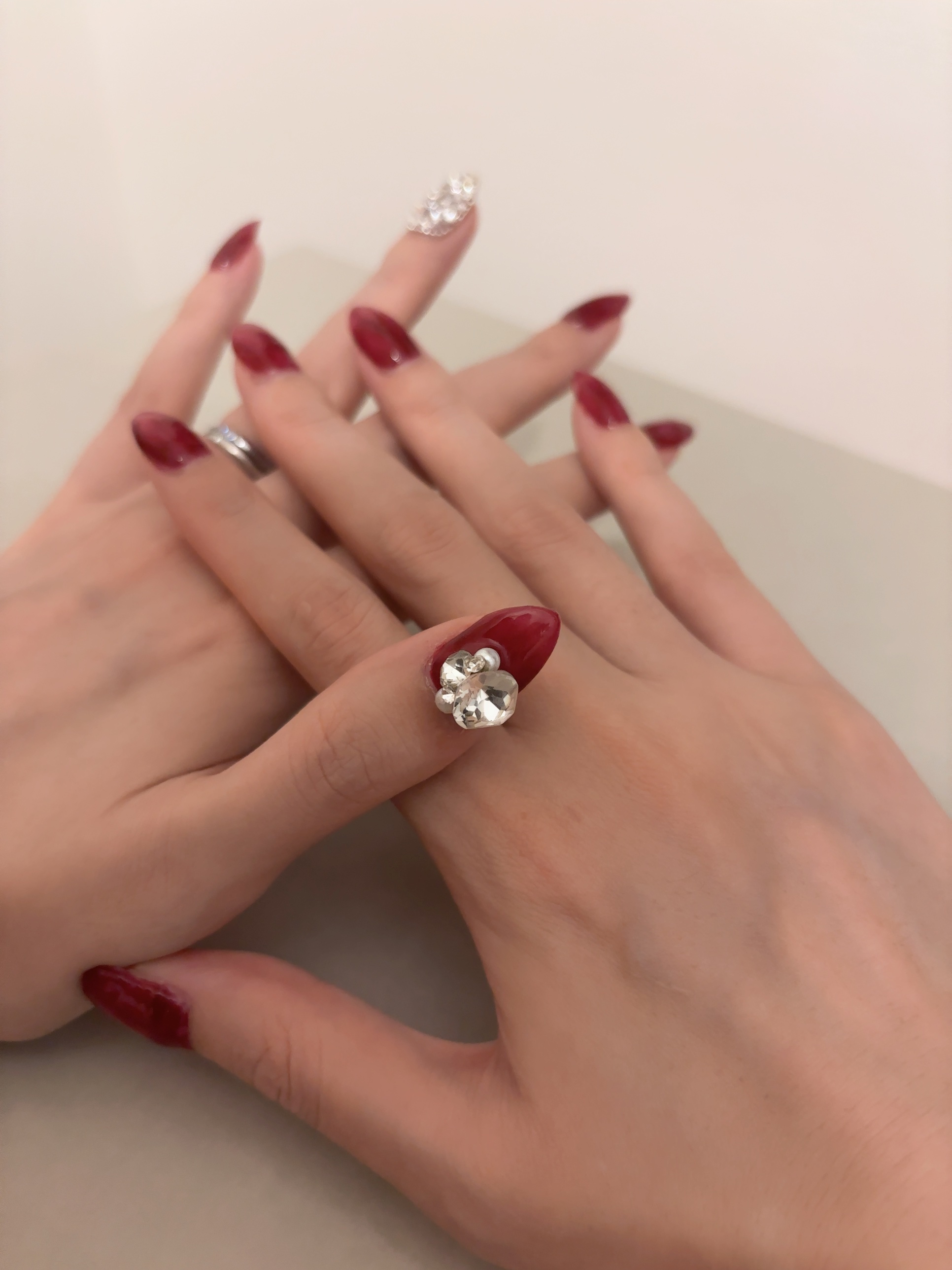 DAISO　BRG ジェルネイル

ペロリン　ペロリンEASY


ベースをペロリンでブラックとレッドを混ぜてボルドー寄りの色にして左手薬指を埋め尽くしにしました

パーツはsheinで購入

右手の親指は爪に亀裂が入っており補修して爪の形