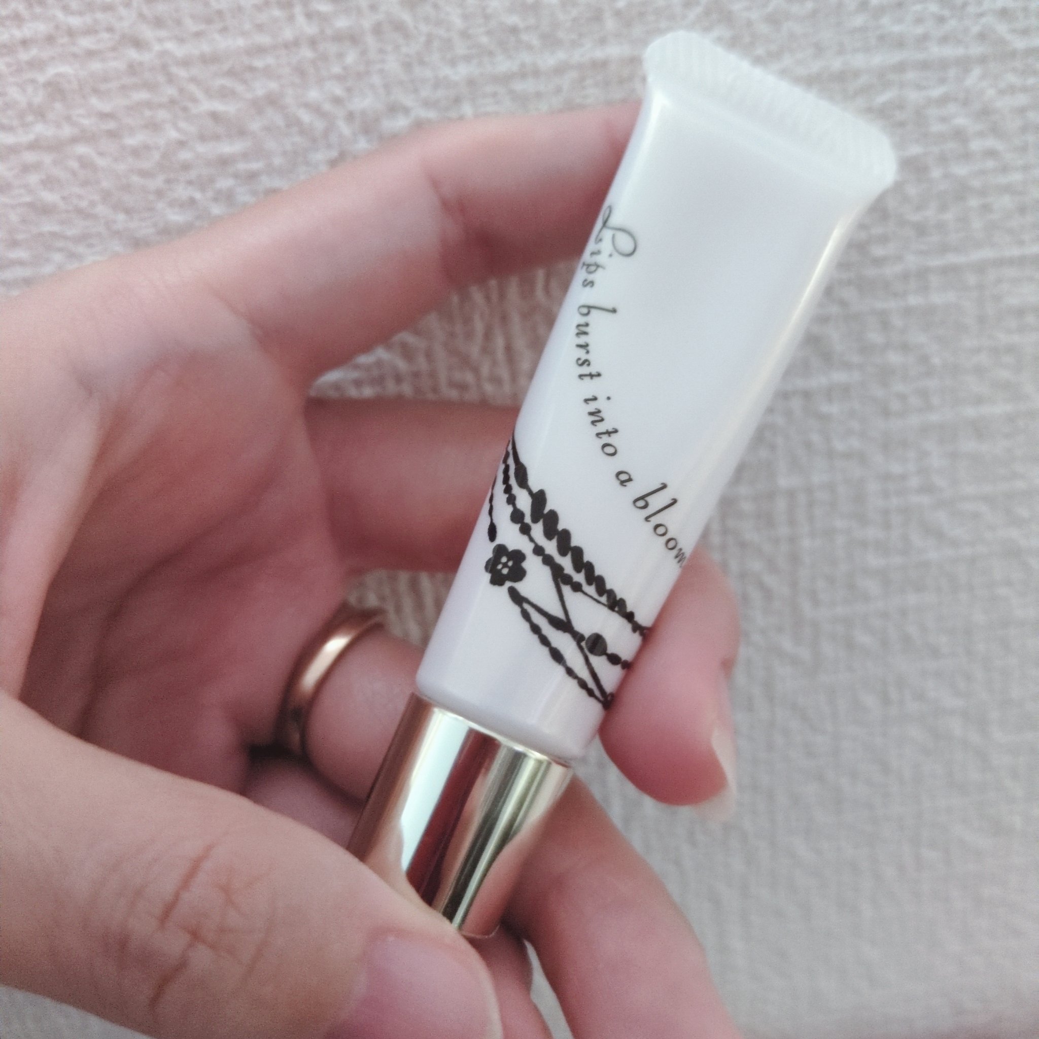 【使った商品】
インテグレート　サクラドロップエッセンス　さくらいろ

【商品の特徴】
うるおいを与えながらほのかな明るさで
唇の乾燥やくすみを補修
さくら色のピュア唇に導くリップ美容液
SPF18・PA++

【使用感】
リップを忘れて急