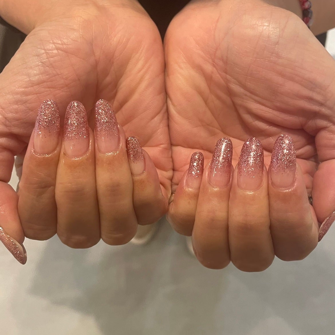 𐔌՞ . .՞ 𐦯 on LIPS 「ラメグラ🩷#ねいる#ジェルネイル#キラキラネイル..」(1枚目)