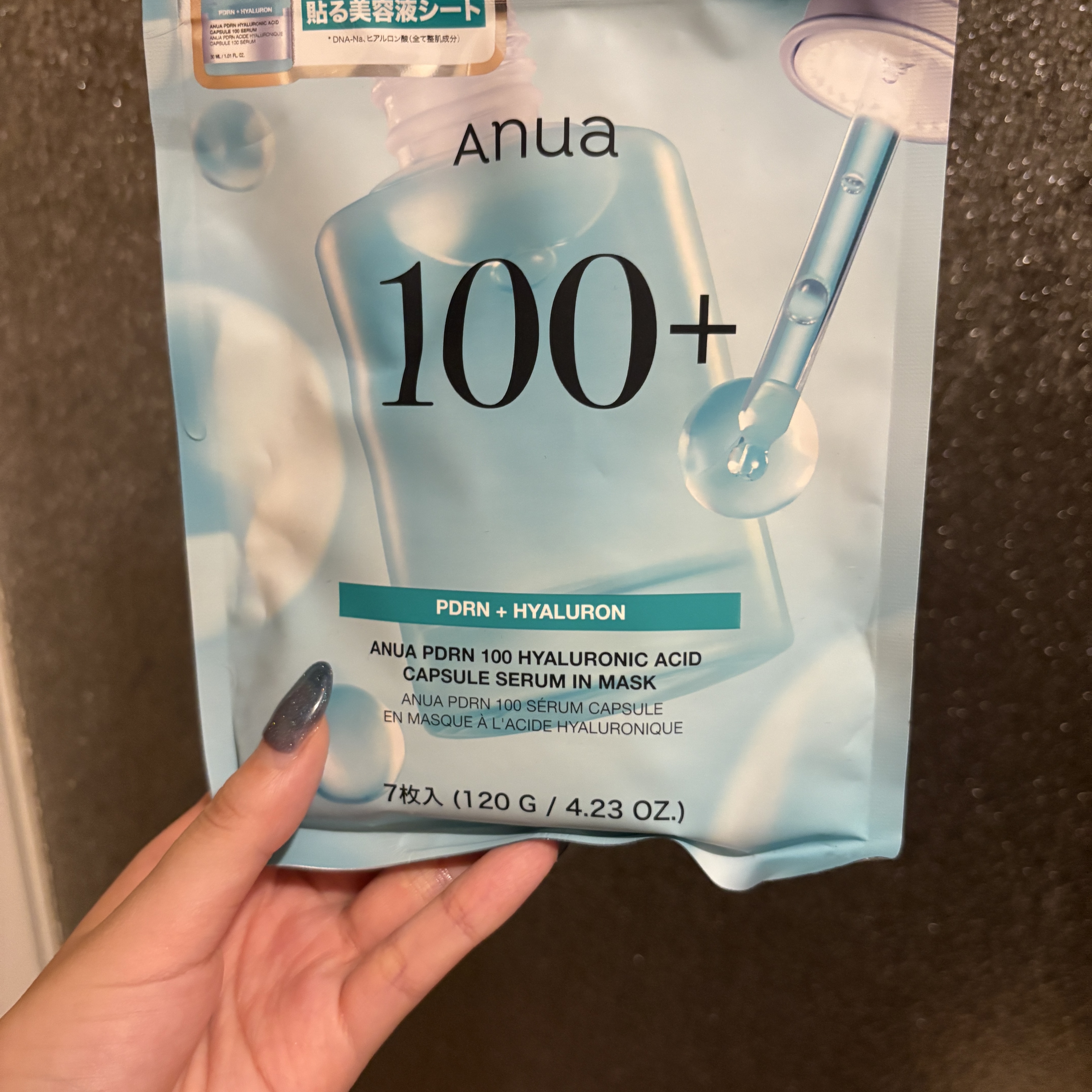 いただきものですが、初Anua🧴
周りの人がいい！いい！って言うから気になってました、、青っぽいシートですが貼ると白ぽく見えた、、？
とにかく液がヒタヒタで、顎先からポタポタ垂れてしまう、、笑
肌が潤った気がします🫧

#韓国スキンケア