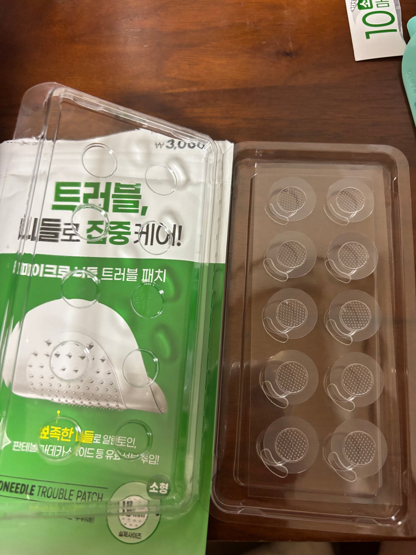 Rie Nakamura on LIPS 「ニキビが出来た〜😭そんな時は韓国のDAISOで買ったニキビパッ..」(1枚目)