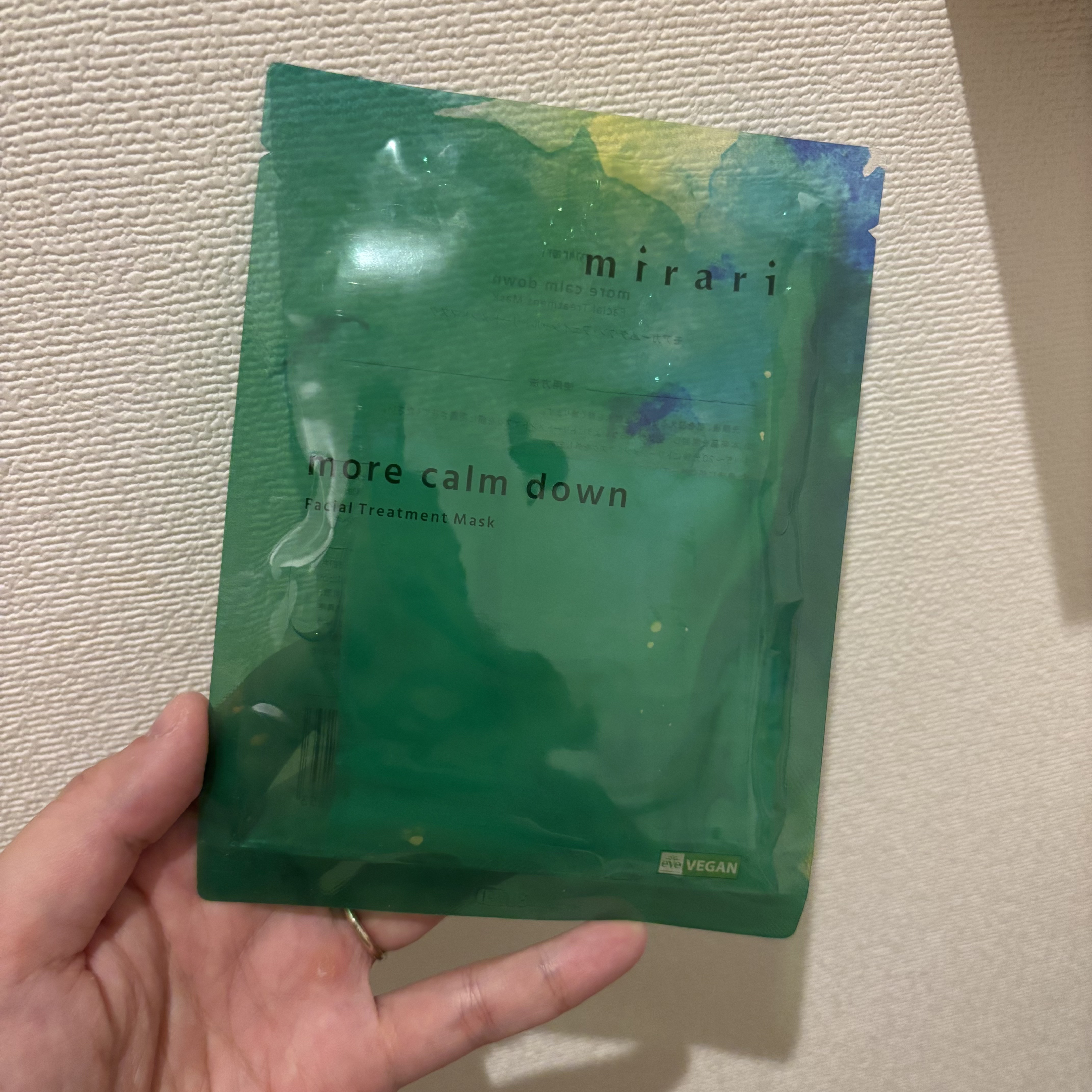 ずっと使ってみたかったmirariのシートマスク✨

それはそれはひたひたでシートマスクもつけてる？ってくらい密着して顔を振っても落ちてこないくらい👏

しっかり水分がほしいときにぴったりでしたꕤ


香りもすっきりした感じで、つけると感