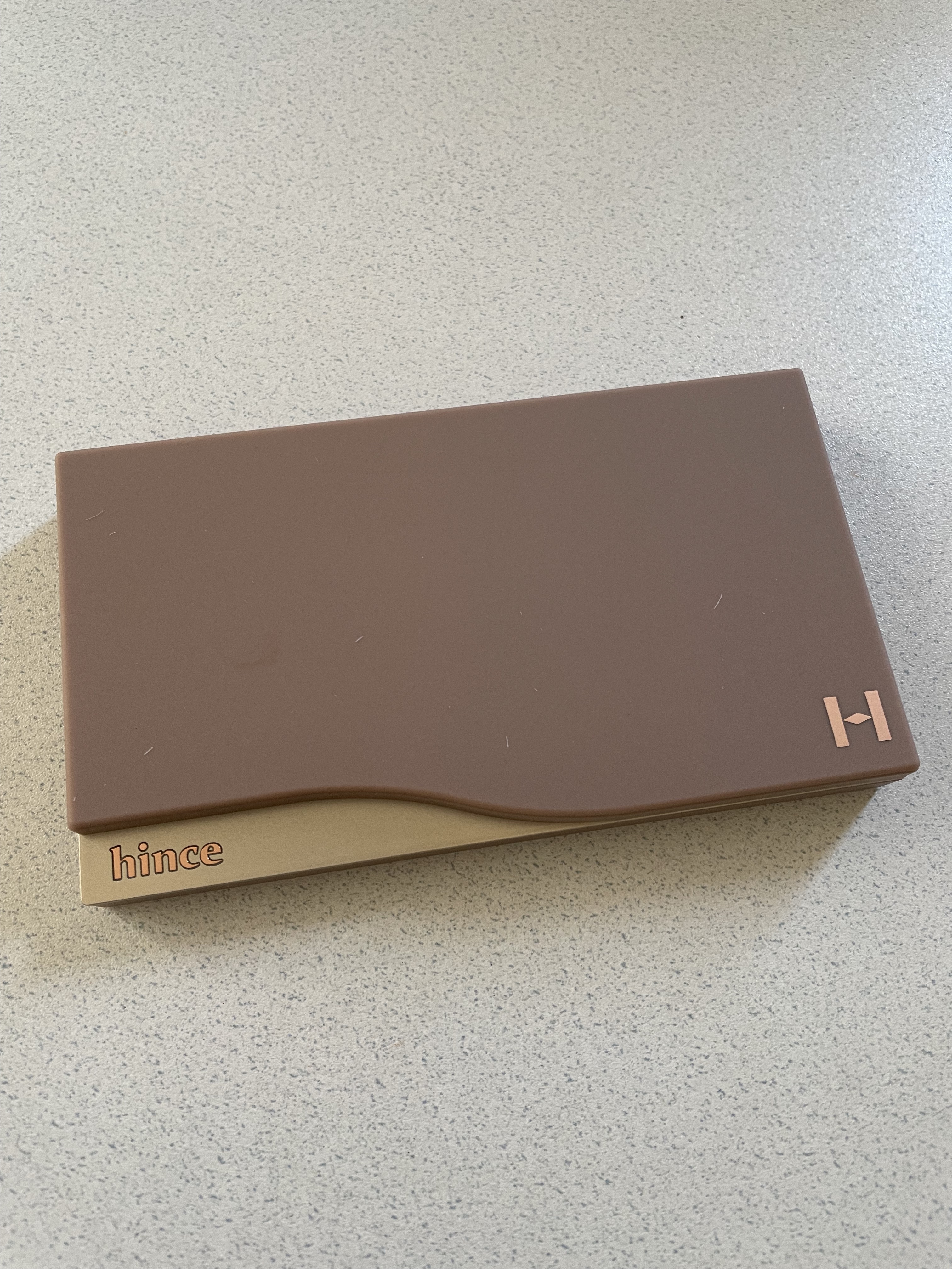 【ニューデップスアイシャドウパレット】
ピンク系のお色味が豊富なアイシャドウパレットで、ブルベさんにぴったりです！
マット系の質感のものやラメ感があるものも入っているので、気分によってメイクを変えることができます😌

発色はわりと優しめな