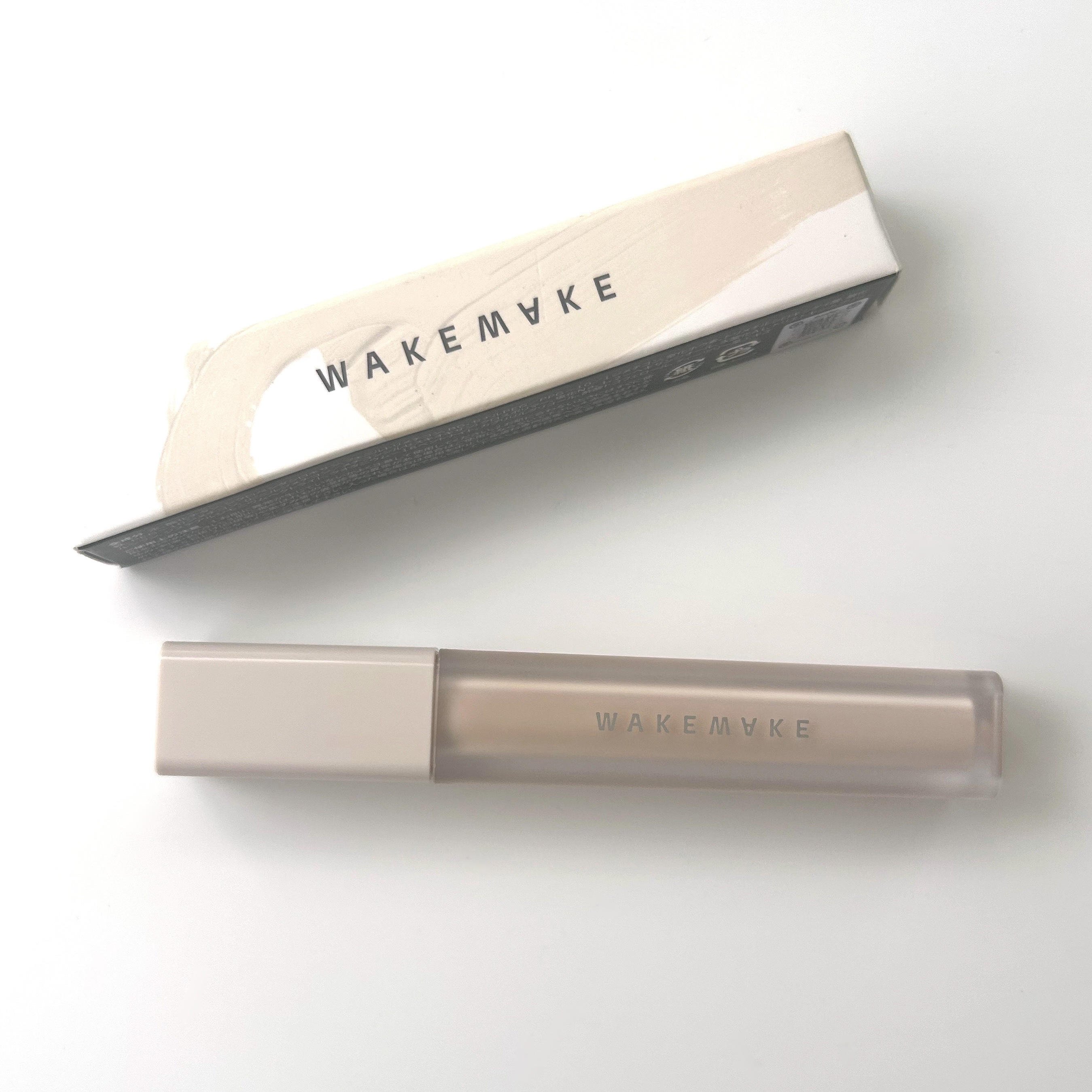 
コスメのつかみ取りイベントで手に入れたもの。

コンシーラーというか、ハイライトってくらい白い。自分の肌色には合わなかった。

あと伸びも悪くパサパサした仕上がりで乾燥肌の自分には向いてませんでした。



#Qoo10メガ割 