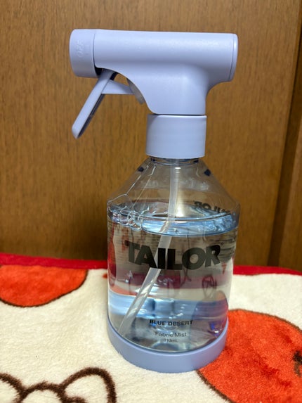 TAILOR TAILOR ファブリックミスト ブルーデザートの香りのクチコミ「ちょっと前に新発売されて
店頭で見かけてずっと
気になってました🕊𓈒 𓂂𓏸
まず見た目がクリ.....」(1枚目)