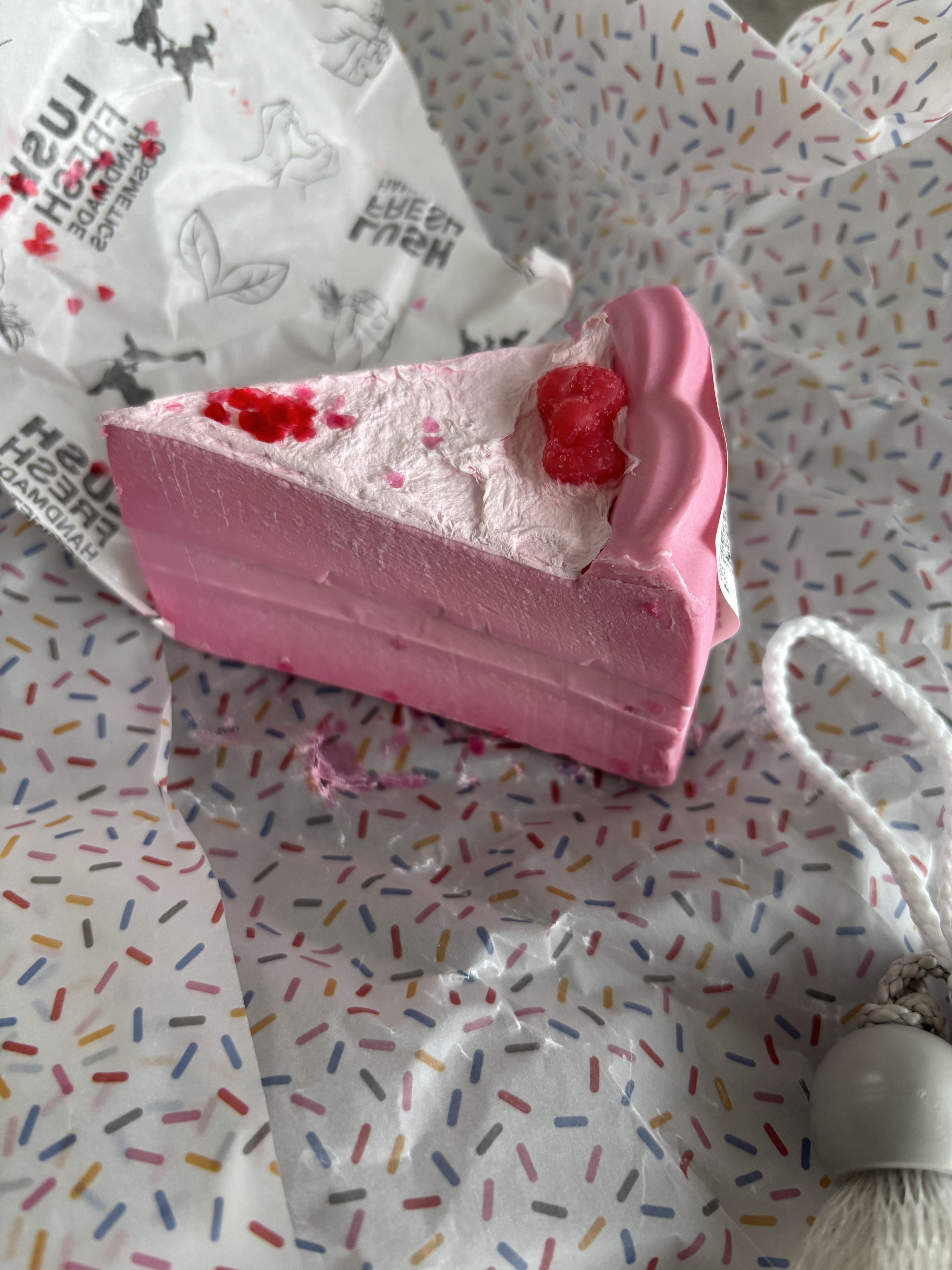 ラッシュ フレンドシップケーキ ソープ（ソープ）のクチコミ「🍓フレンドシップケーキ ソープ🍓🍰💕

置いているだけで、めちゃくちゃ甘い香り🩷
お誕生日プレ.....」（1枚目）