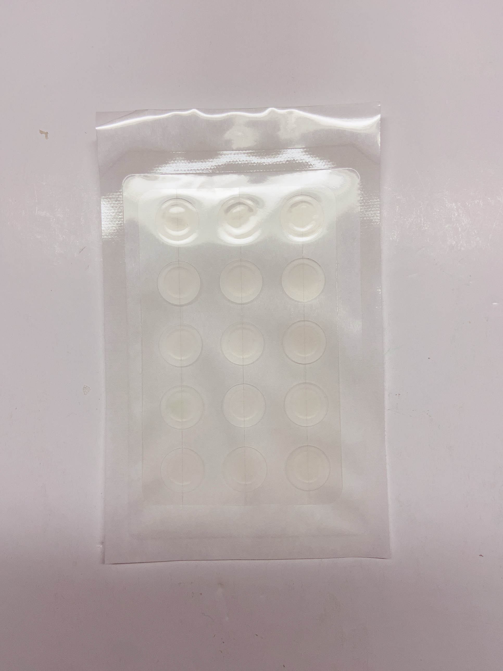 Isntree オニオンニューペアスポットパッチ スキンフィットのクチコミ「粘着力が結構あって使いやすかったです。
ニキビができた時はこれ使ってます。
使う時は必ずスキン.....」（2枚目）