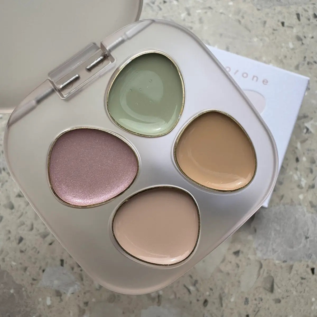 トーン ペタル フロート フローレス タッチ/to/one/パレットコンシーラーを使ったクチコミ（2枚目）