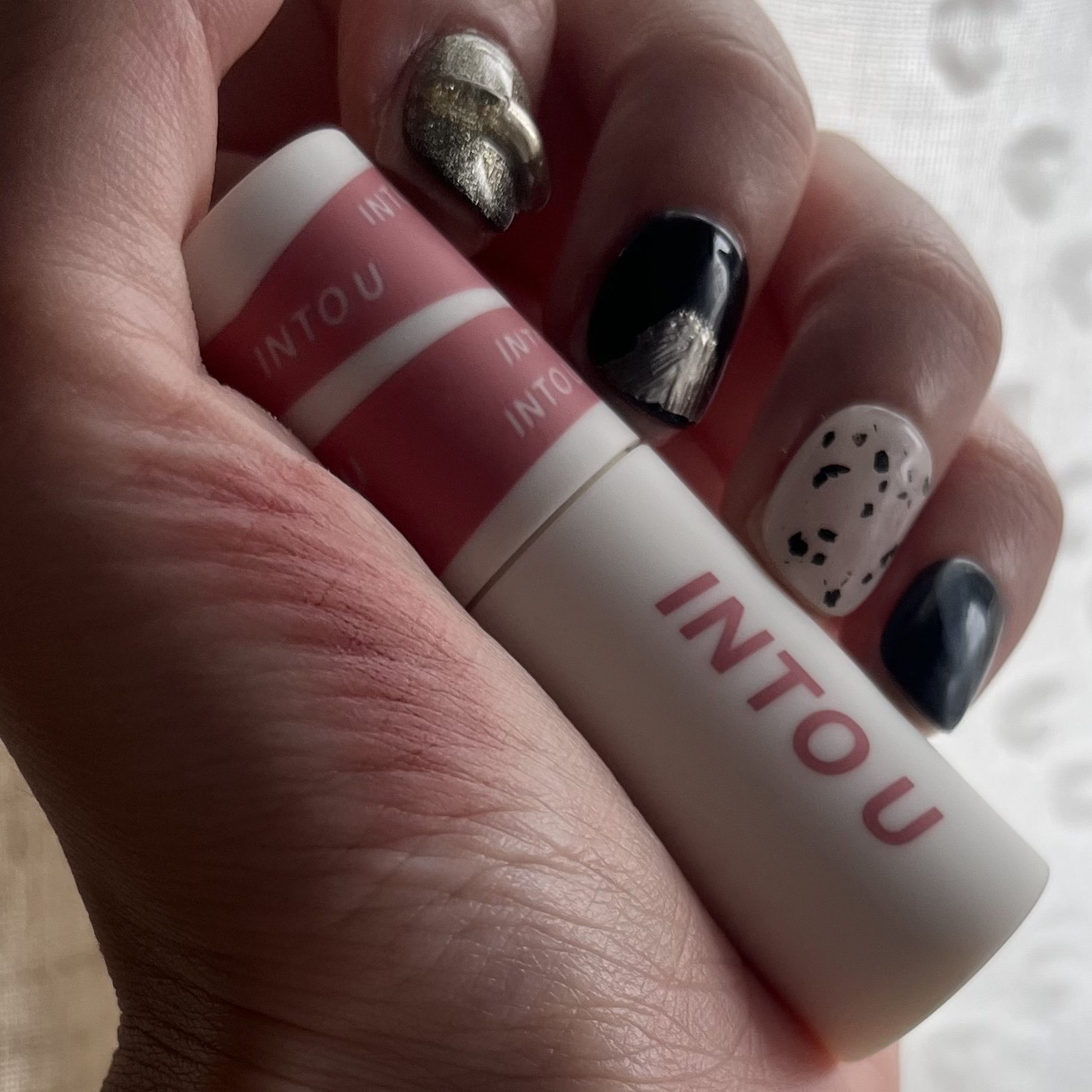 スーパーマットリップ＆チークマッド EM10 クイーンローズティー/INTO U/口紅を使ったクチコミ（2枚目）