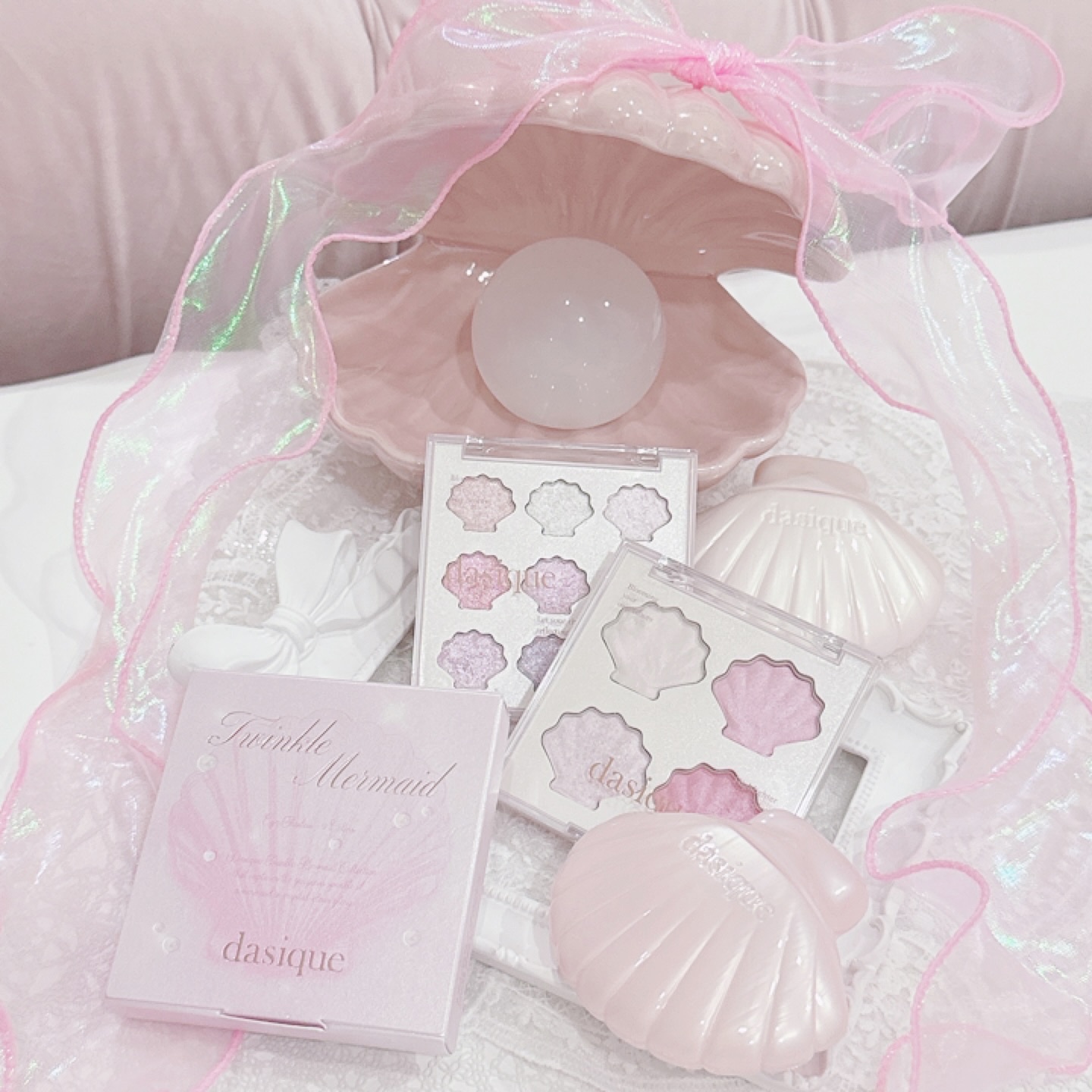 @dasique_jp 様から頂いたマーメイドコレクション🐚💓

・シャドウパレット　34 トゥインクルマーメイド

・ハイライターパレット　01トゥインクルマーメイド

・グロイシェルベース

・アクアシェルサンクリーム

最近よく使