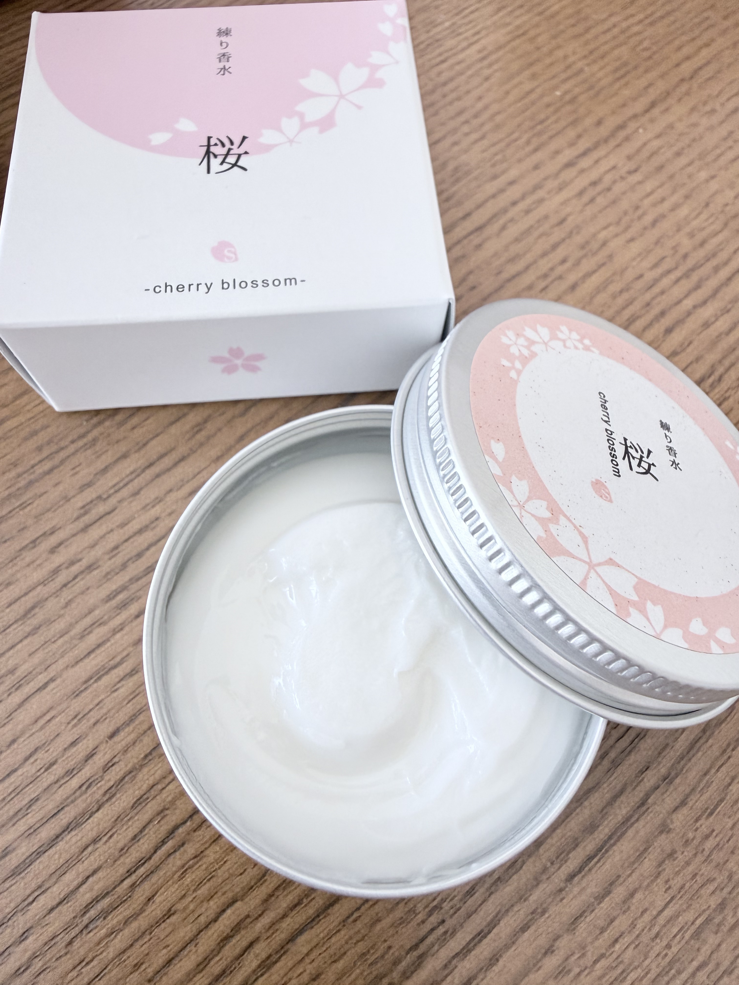 SAKURA&NATURAL フレグランスクリーム　桜のクチコミ「

◎バームテクスチャーでさらっとした質感
◎甘酸っぱさも感じる優しい桜の香り
◎缶パッケージ.....」（1枚目）