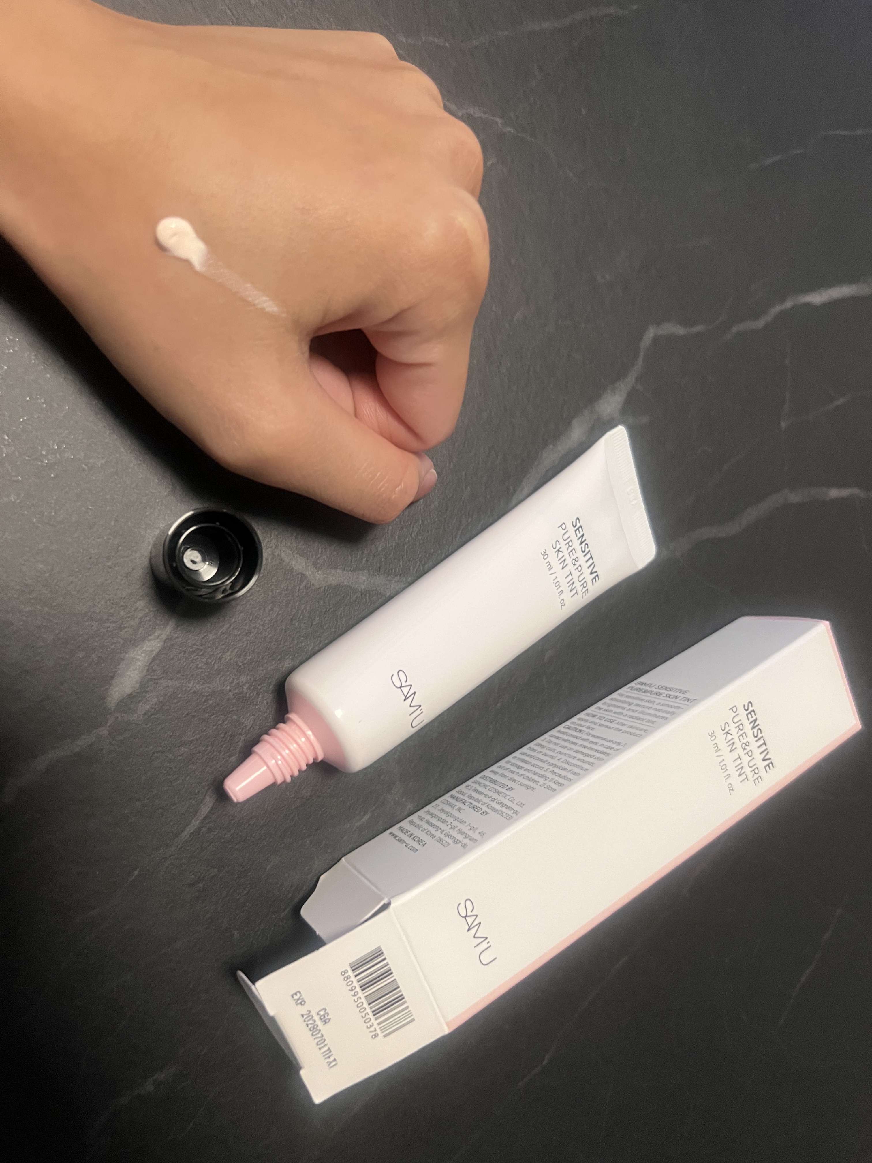 SAM'U
センシティブピュア＆ピュアスキンティント

スキンケア成分が80%も配合されている、柔らかい塗り心地のクリーム☺️

白浮きせず透明感あるナチュラルな仕上がりで、よれにくく、しっとりした使い心地でした✨

化粧ノリも良くなった気