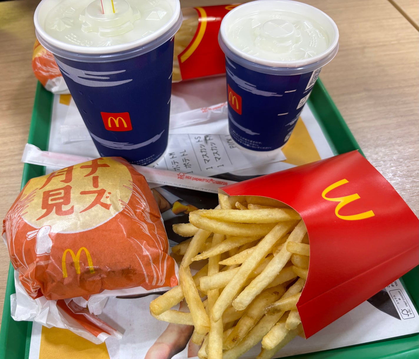 ぷぅぴぃ《紫コス部💜💗》 on LIPS 「マクドナルド🍴🍔✨🍟🍴月見チーズバーガー✨️シャインマスカット..」(1枚目)