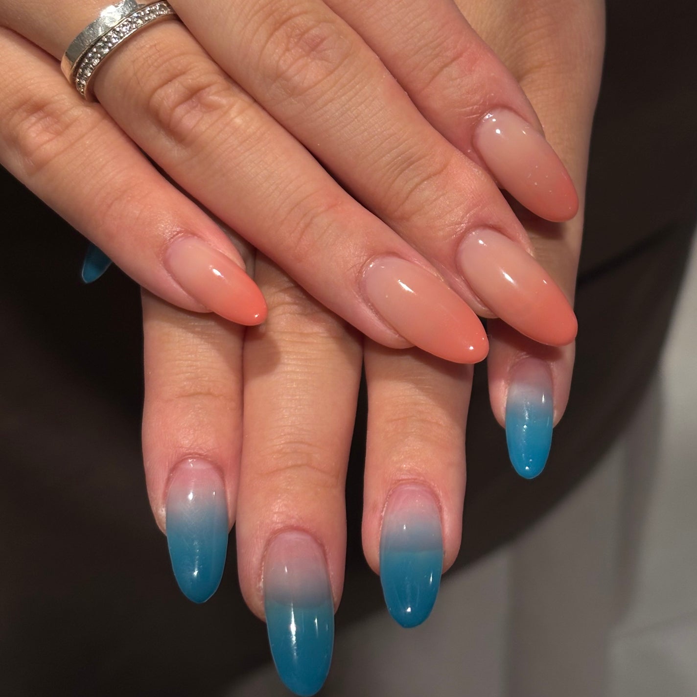 𐔌՞ . .՞ 𐦯 on LIPS 「グラデ🩷💙いいね、保存嬉しいです🎶#ネイル#ジェルネイル#垢抜..」(1枚目)