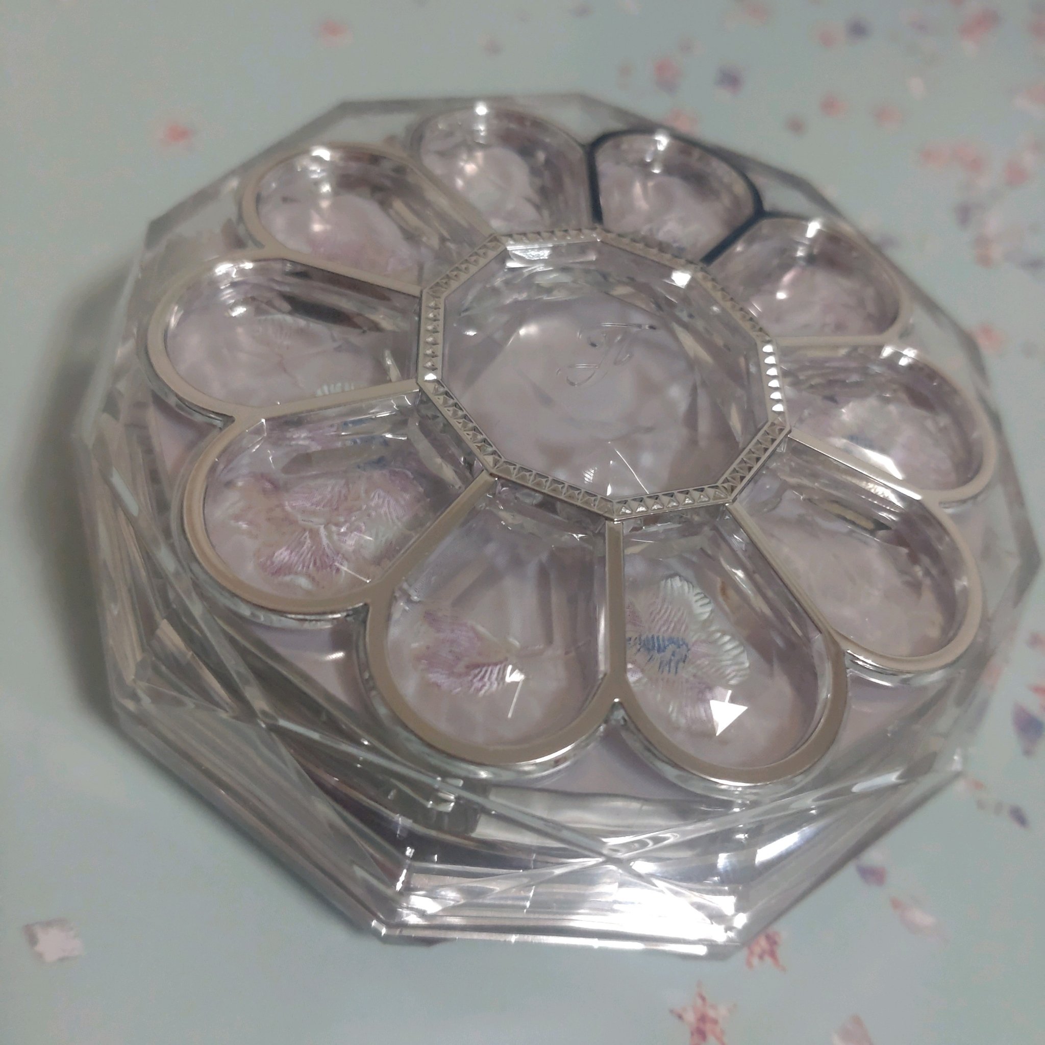 パッケージからマジカル

開けたらふわっといい匂いしてくるー！
色味も使いやすいし、持ってて気分上がるやつです
最近はダークメイク気分なので、ピンク以外の3色を使う感じですが春夏はピンクメインで〜とか使い方がいろいろ出来るのもよいですね

