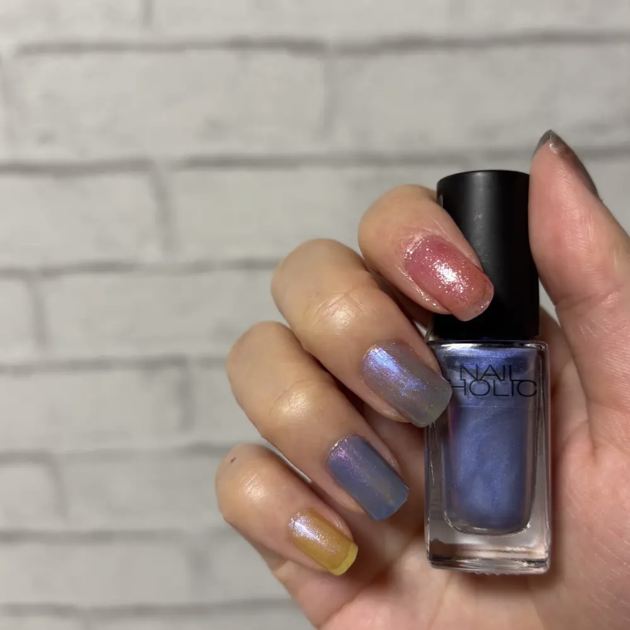  \\ ネイルホリック PU171 ¥330 //

♡ ┈ ┈ ┈ ┈ ♡ ┈ ┈ ┈ ┈ ♡ ┈ ┈ ┈ ┈ ♡

LIPSショッピングで購入💙🩵

地球カラーみたいで可愛い✨

薄づきだけどきらきらして可愛いです🥹

中指に塗っ