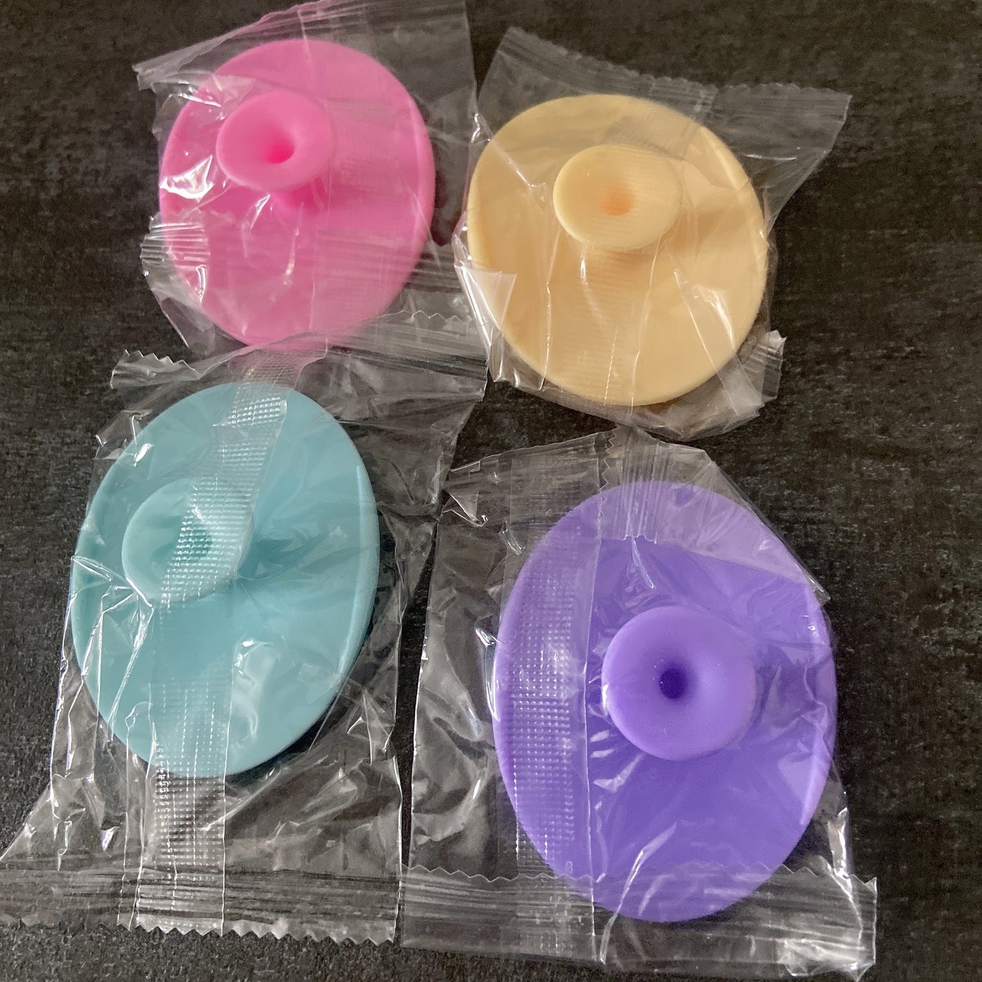 ハル on LIPS 「Amazonにて購入しました。シリコンの洗顔ブラシです。小ぶり..」(3枚目)