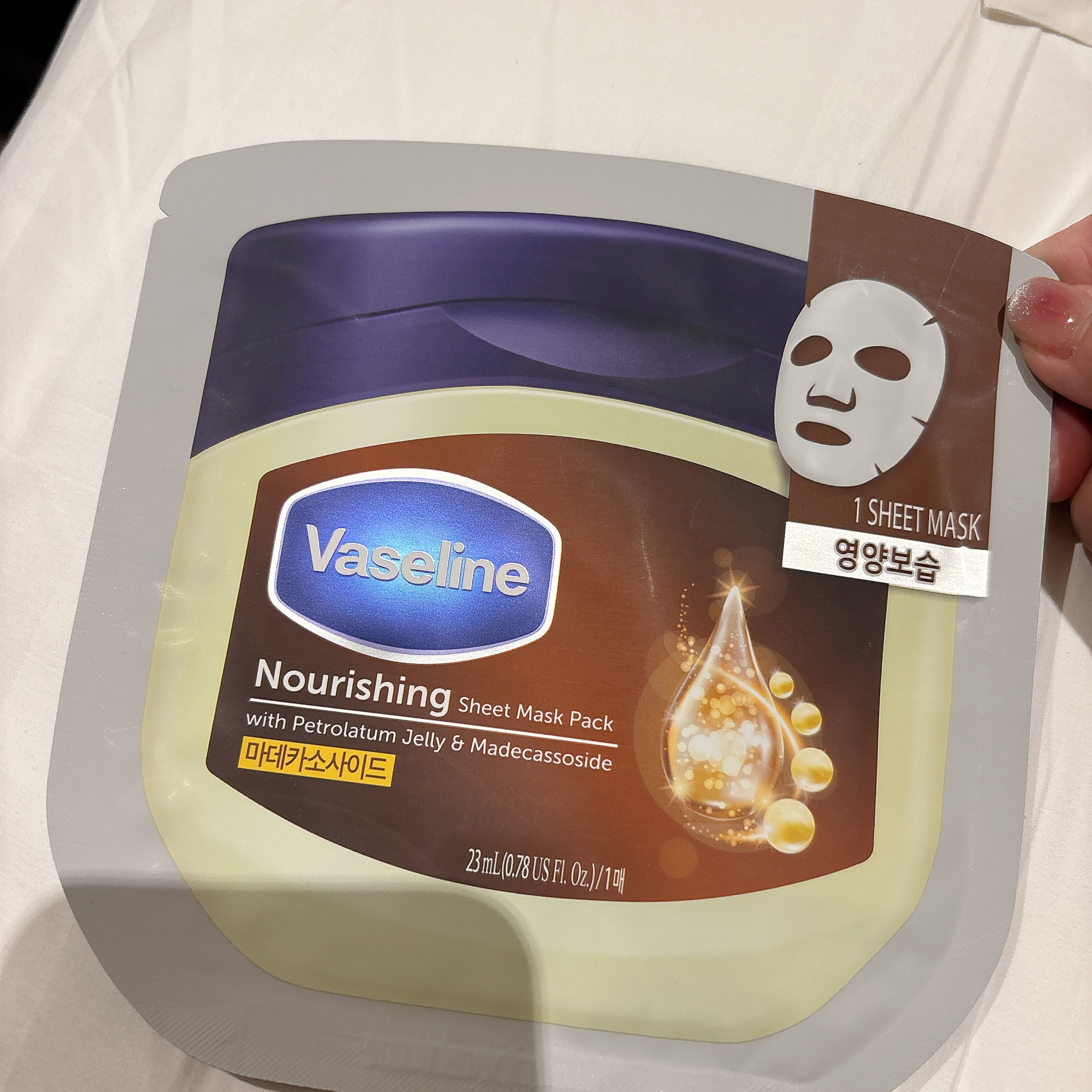 ヴァセリン　Nourishing Sheet Mask Pack


韓国ダイソーのヴァセリンパックです🇰🇷
何種類かあるうちの保湿特化？のブラウンで、美容液自体が乳液のように濁っていてとろっとした液になっています✨

着けた瞬間少しヒ