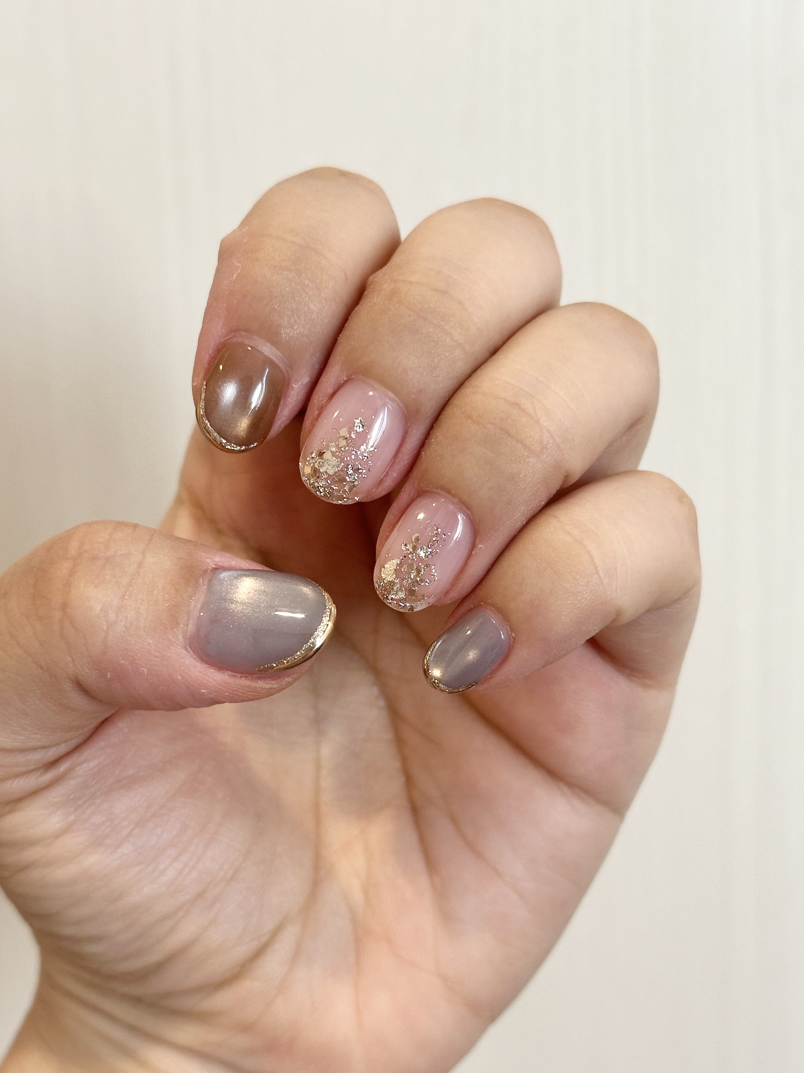 今月のネイル！

ずっとやってみたかった
Blue×Brown

普段青み系の色はしないから
ブルーもどうかなと思ったけど
夏っぽくならないように
くすみカラーにしてみた🩵


先端にゴールドのラインを入れて
大人っぽくしたのもお気に入り